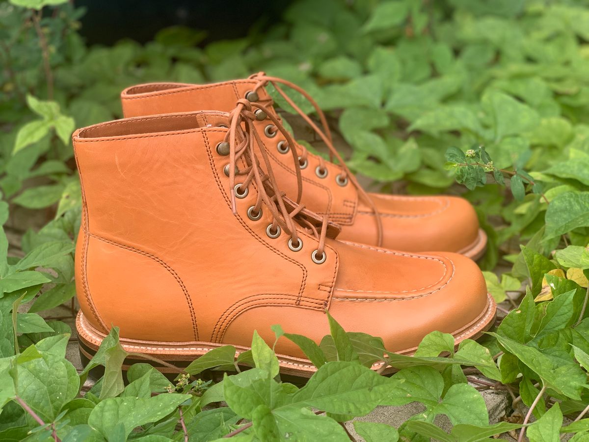 Photo by APoll95 on October 1, 2022 of the Grant Stone Brass Boot in Horween Natural Essex.