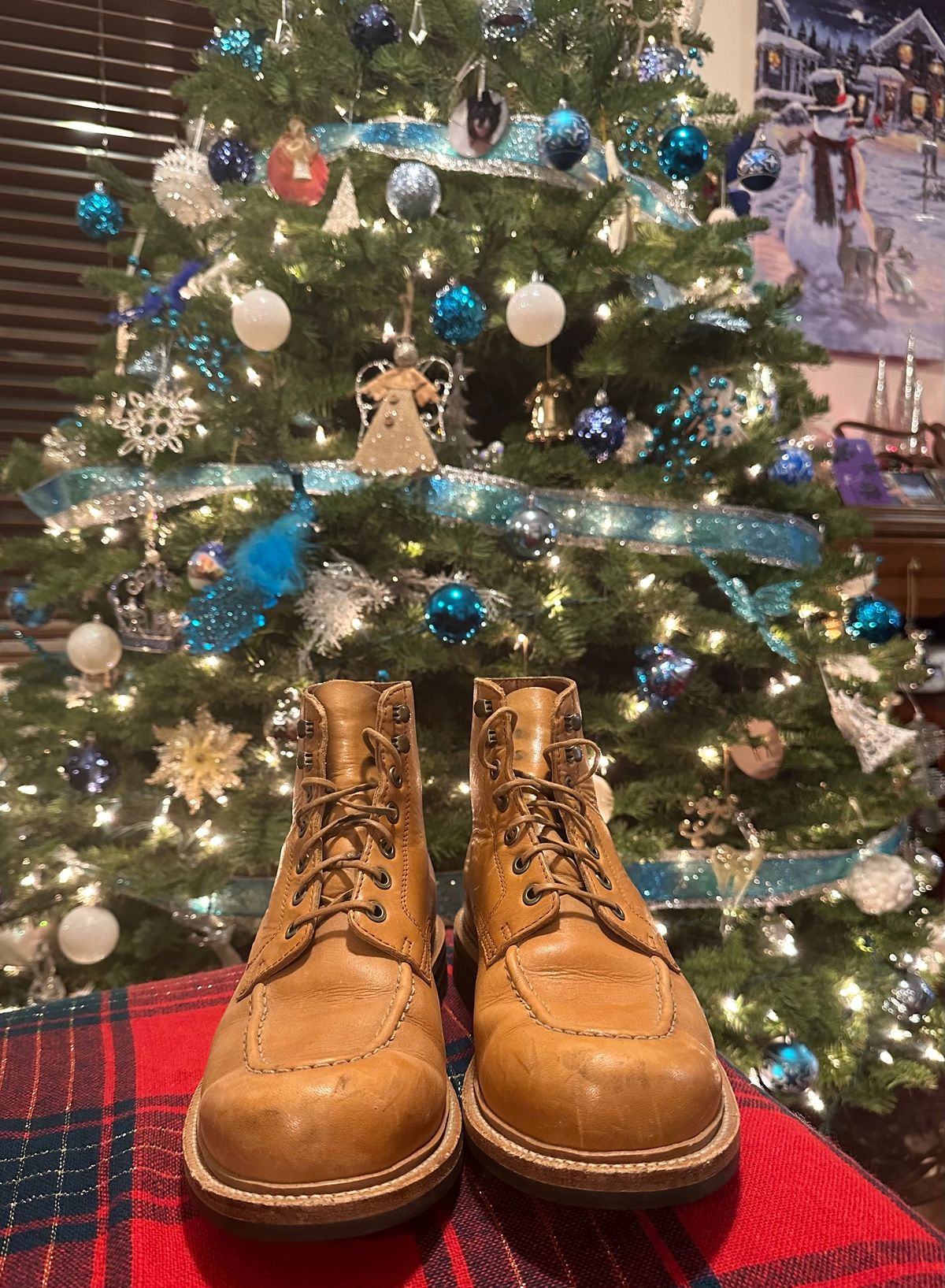 Photo by APoll95 on December 6, 2022 of the Grant Stone Brass Boot in Horween Natural Essex.