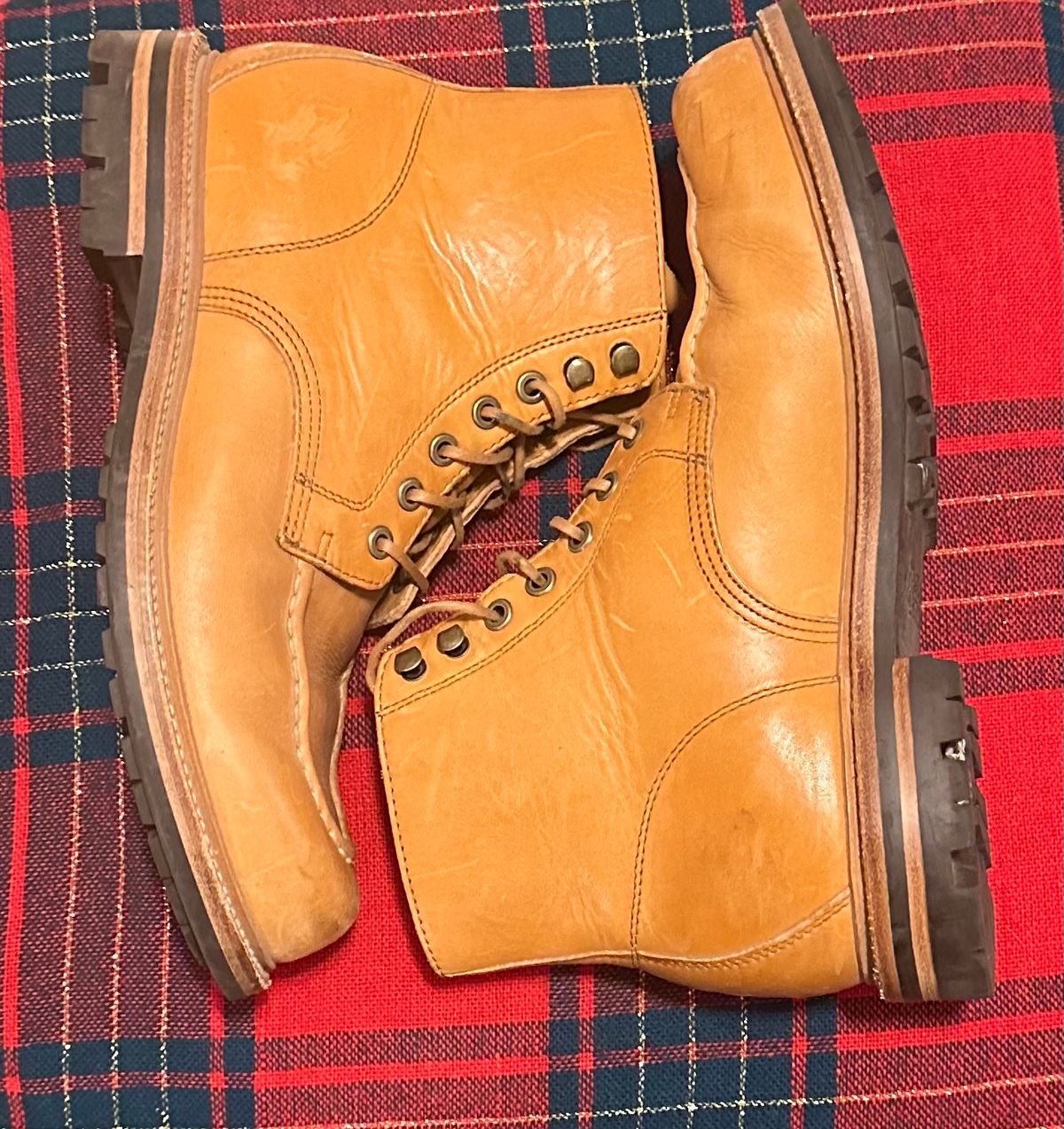 Photo by APoll95 on December 6, 2022 of the Grant Stone Brass Boot in Horween Natural Essex.