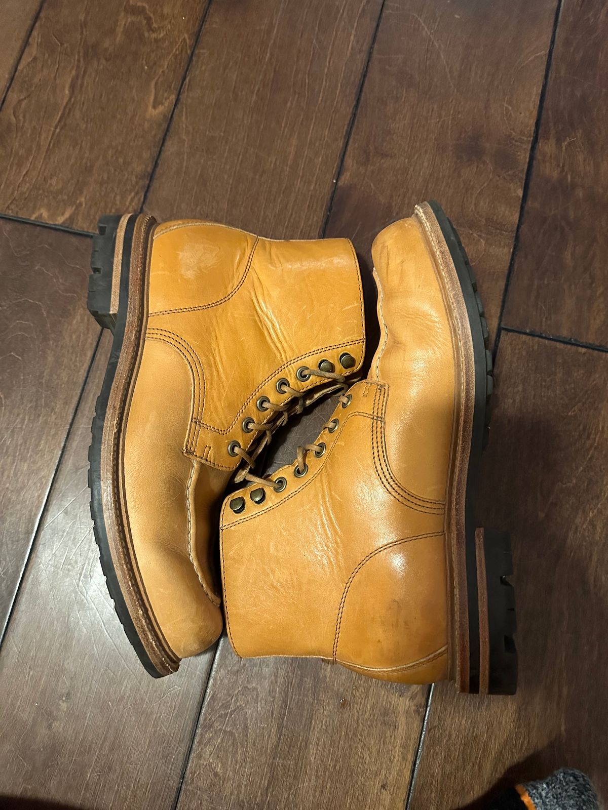Photo by APoll95 on January 6, 2023 of the Grant Stone Brass Boot in Horween Natural Essex.