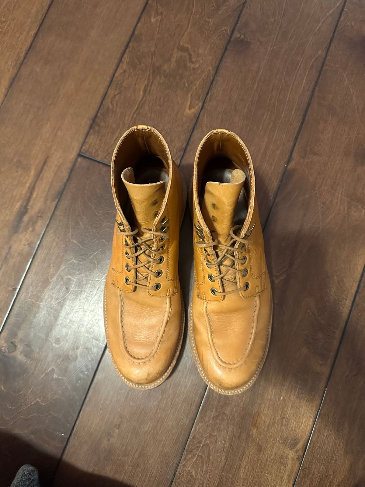 Photo by APoll95 on January 6, 2023 of the Grant Stone Brass Boot in Horween Natural Essex.