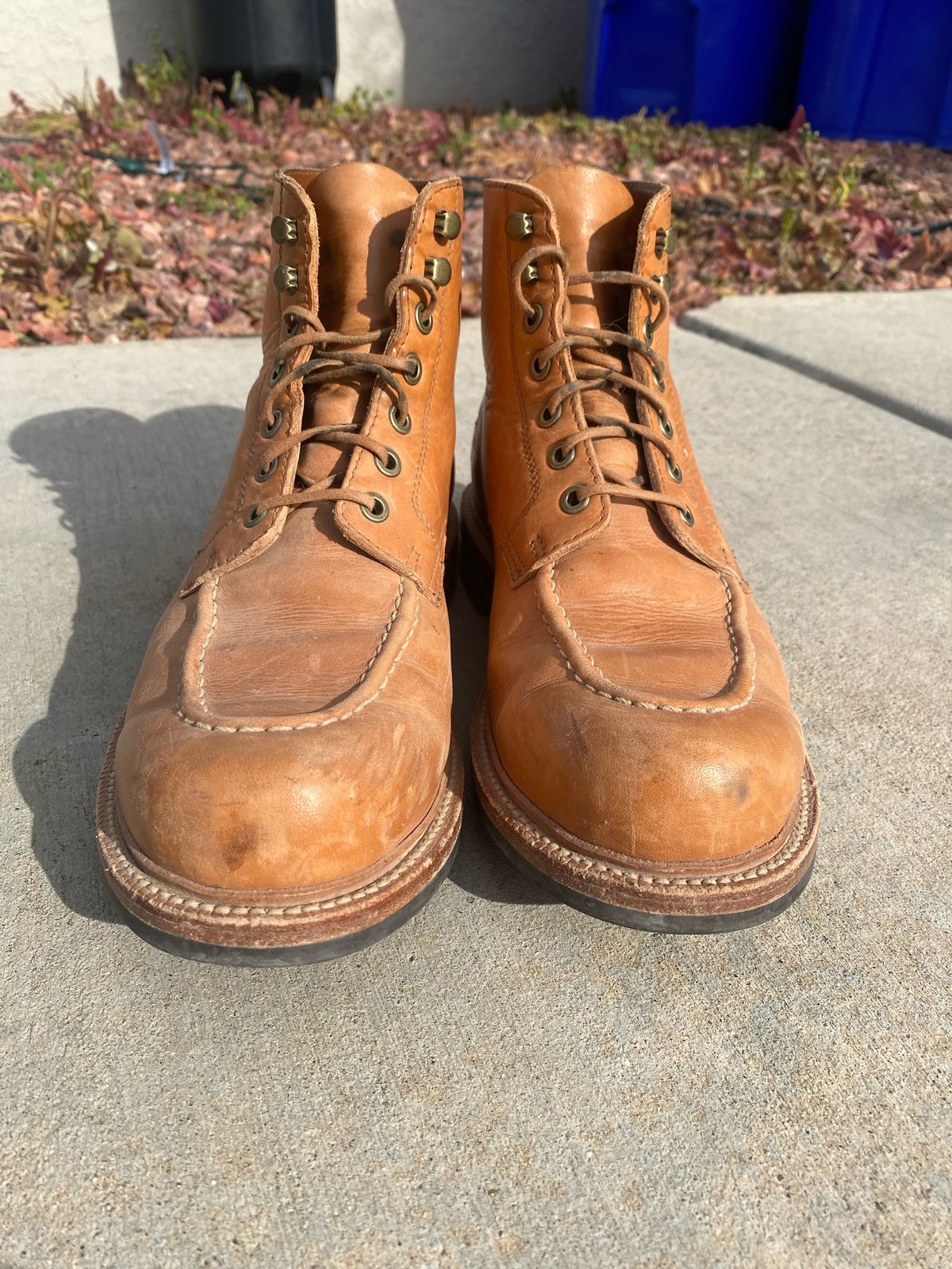 Photo by APoll95 on February 5, 2023 of the Grant Stone Brass Boot in Horween Natural Essex.