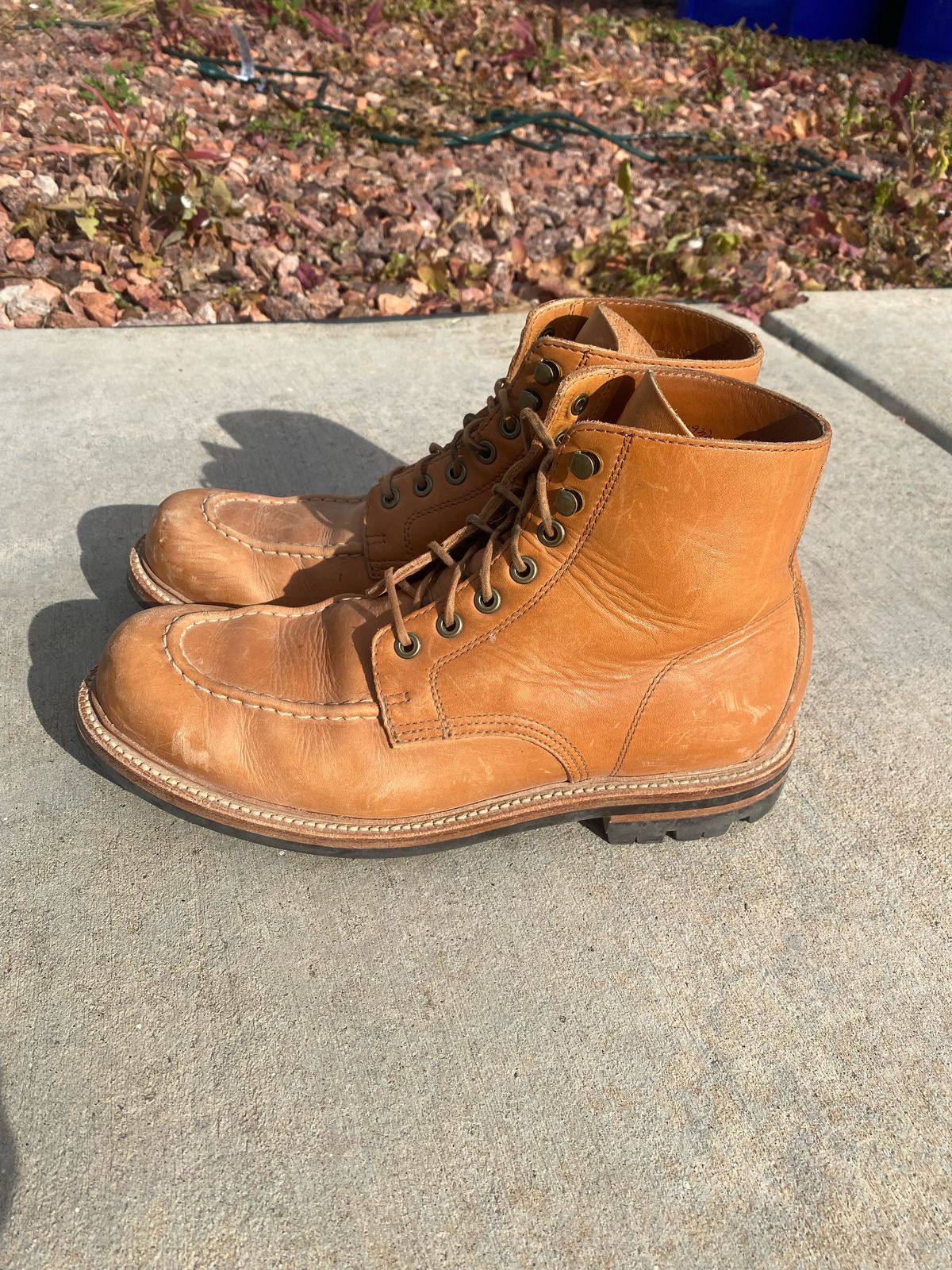 Photo by APoll95 on February 5, 2023 of the Grant Stone Brass Boot in Horween Natural Essex.