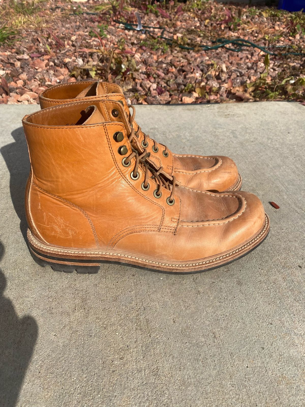 Photo by APoll95 on February 5, 2023 of the Grant Stone Brass Boot in Horween Natural Essex.