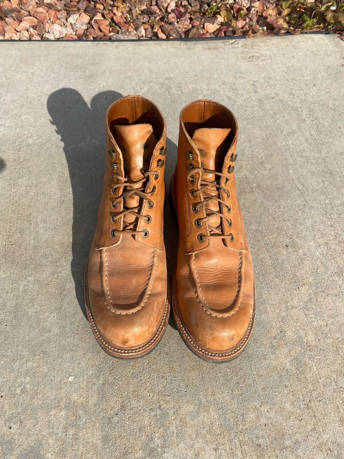 Photo by APoll95 on February 5, 2023 of the Grant Stone Brass Boot in Horween Natural Essex.