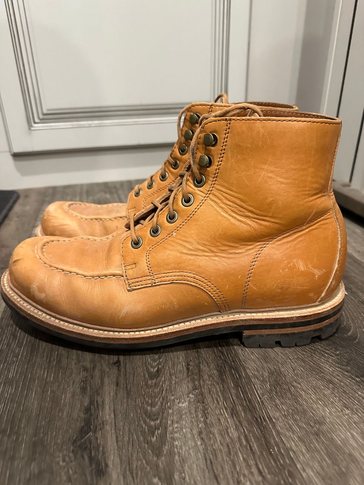 Photo by APoll95 on March 6, 2023 of the Grant Stone Brass Boot in Horween Natural Essex.