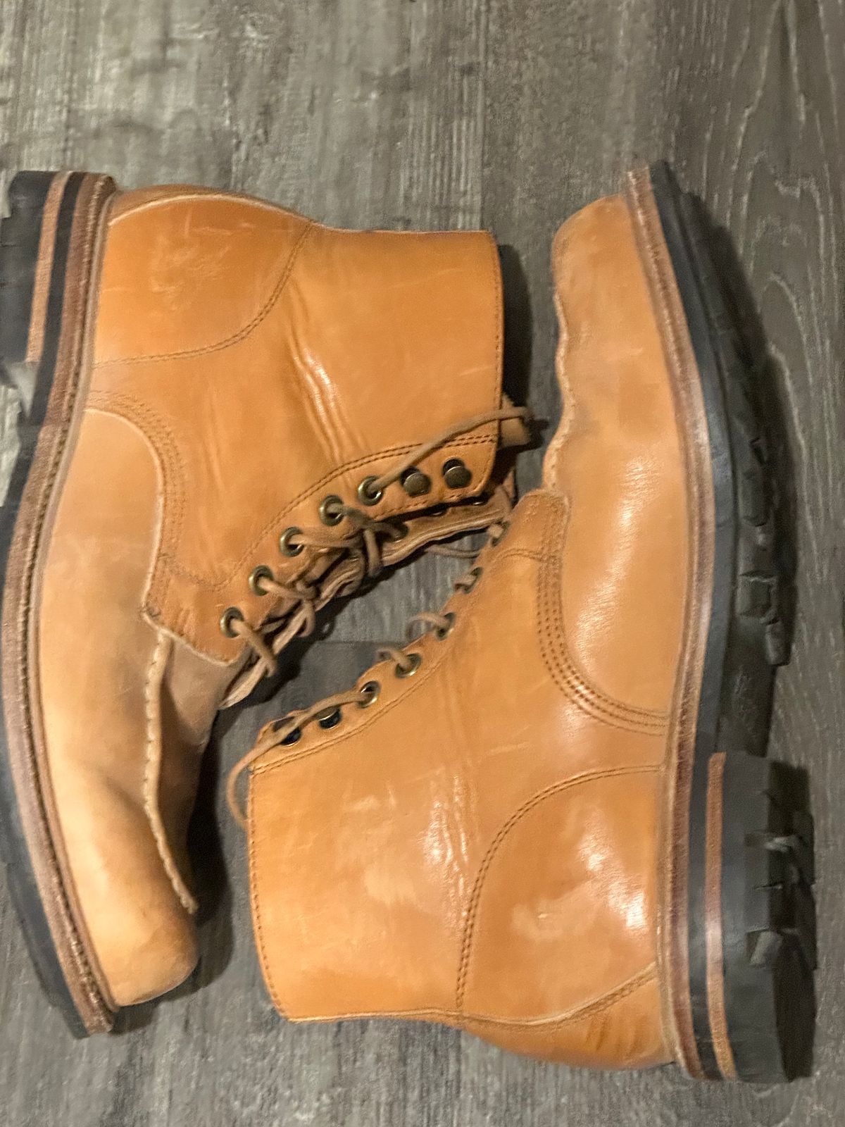 Photo by APoll95 on March 6, 2023 of the Grant Stone Brass Boot in Horween Natural Essex.