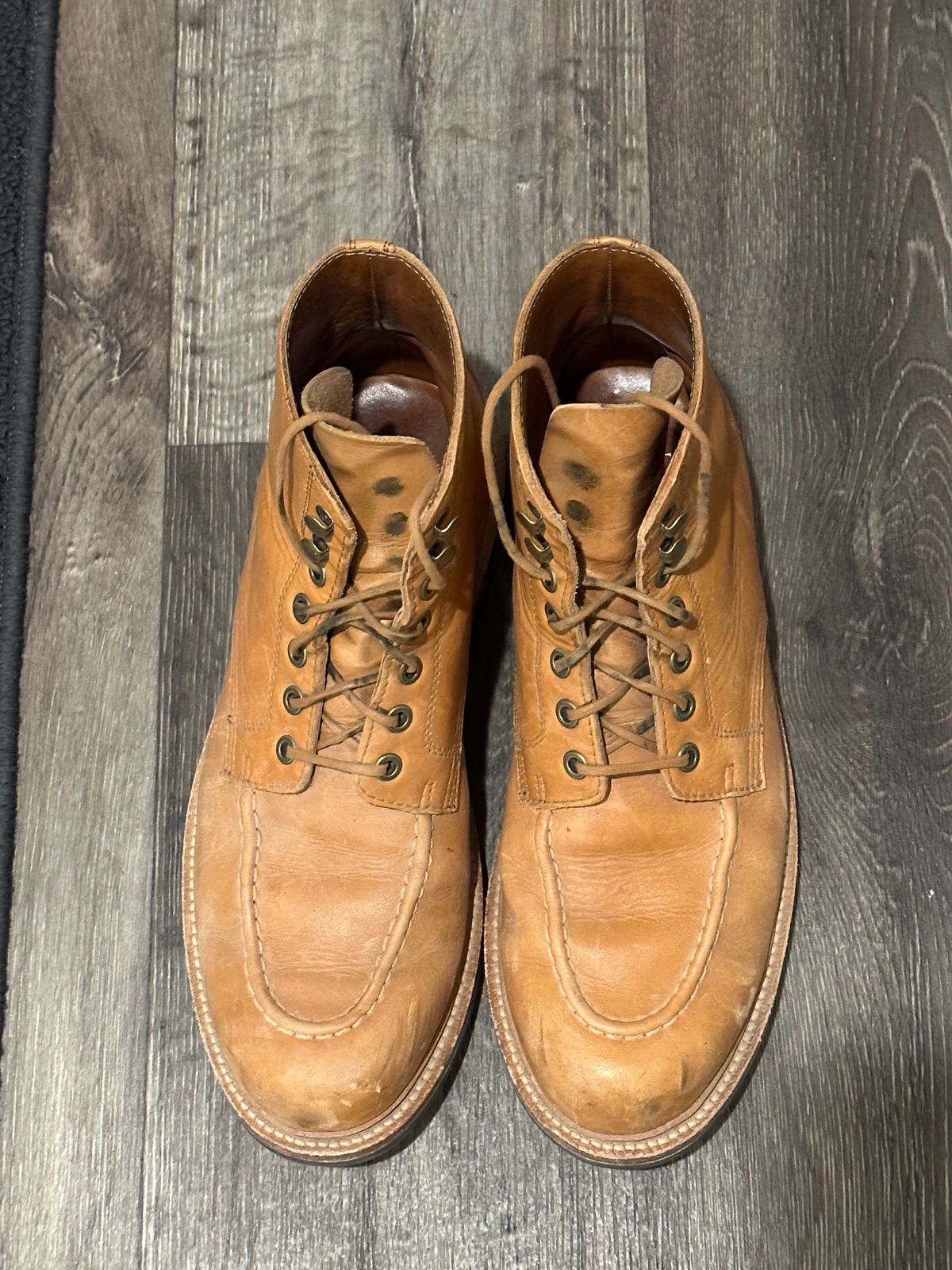 Photo by APoll95 on March 6, 2023 of the Grant Stone Brass Boot in Horween Natural Essex.