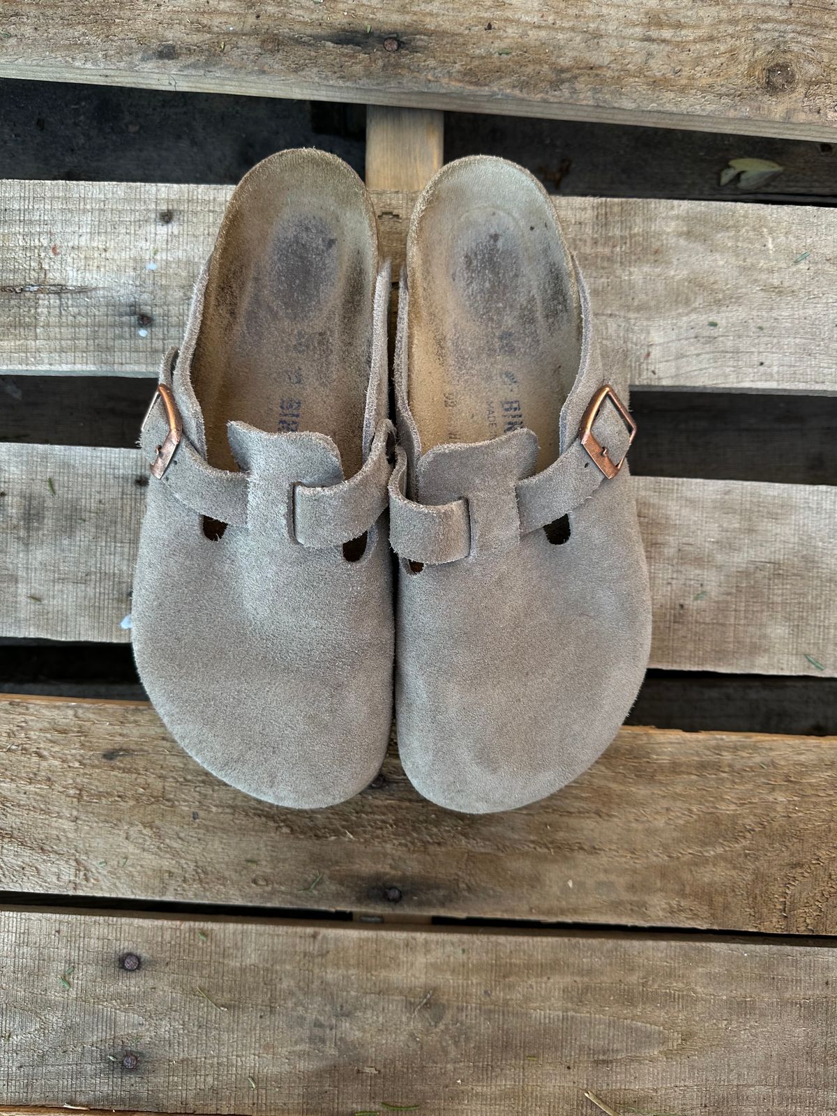 Photo by lydialove on December 4, 2023 of the Birkenstock Boston in Taupe Suede.