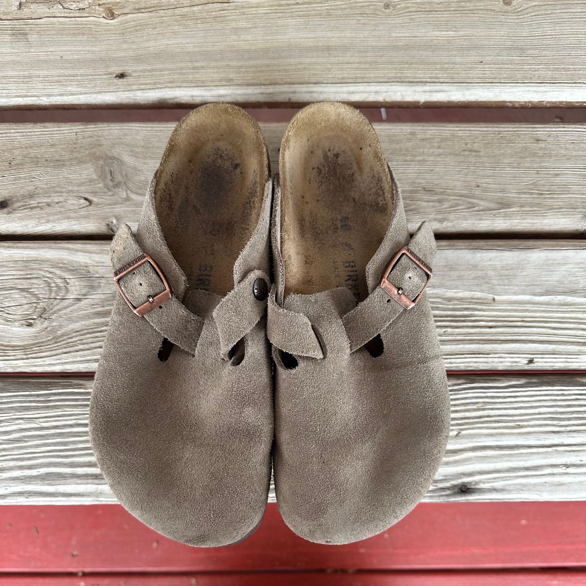 Photo by lydialove on January 1, 2024 of the Birkenstock Boston in Taupe Suede.
