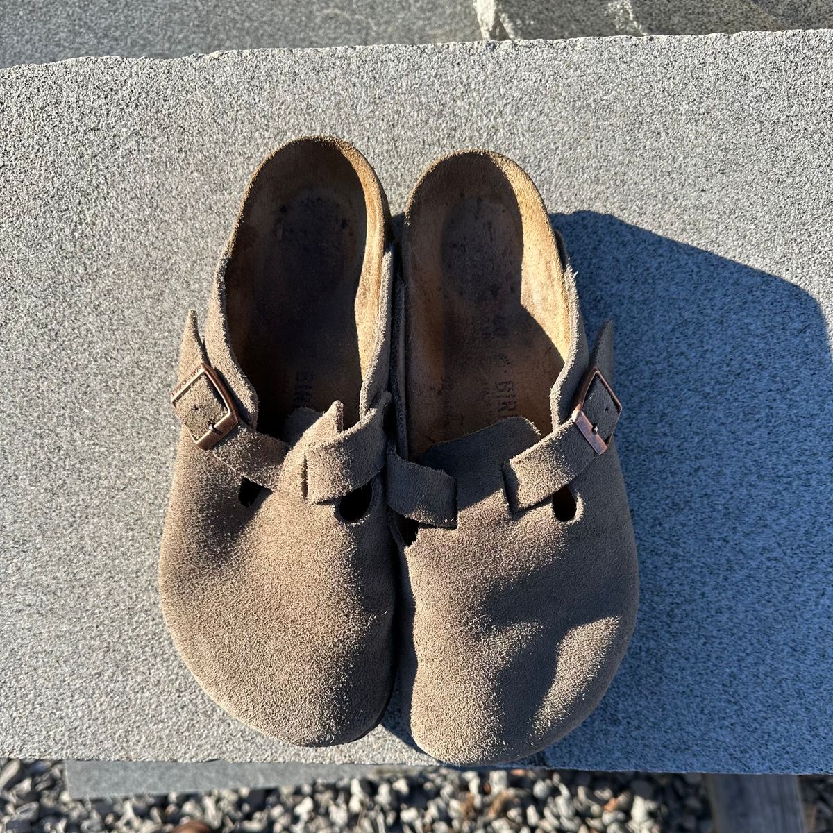 Photo by lydialove on February 5, 2024 of the Birkenstock Boston in Taupe Suede.