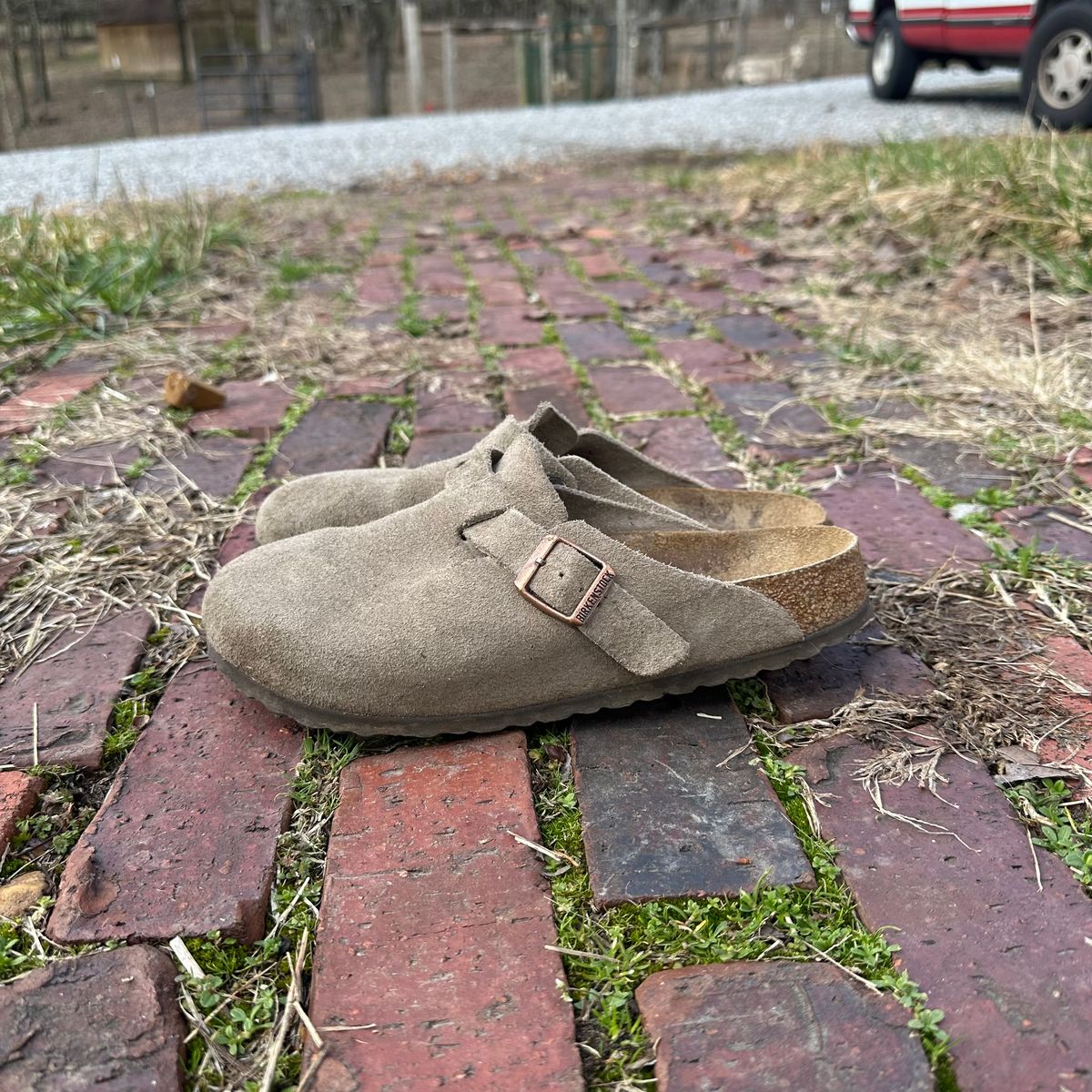 Photo by lydialove on March 2, 2024 of the Birkenstock Boston in Taupe Suede.