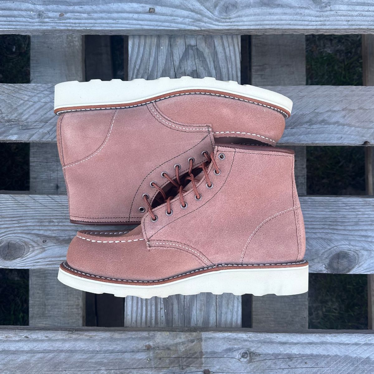 Photo by lydialove on October 2, 2024 of the Red Wing 6-Inch Classic Moc in Dusty Rose Roughout Abilene Leather.