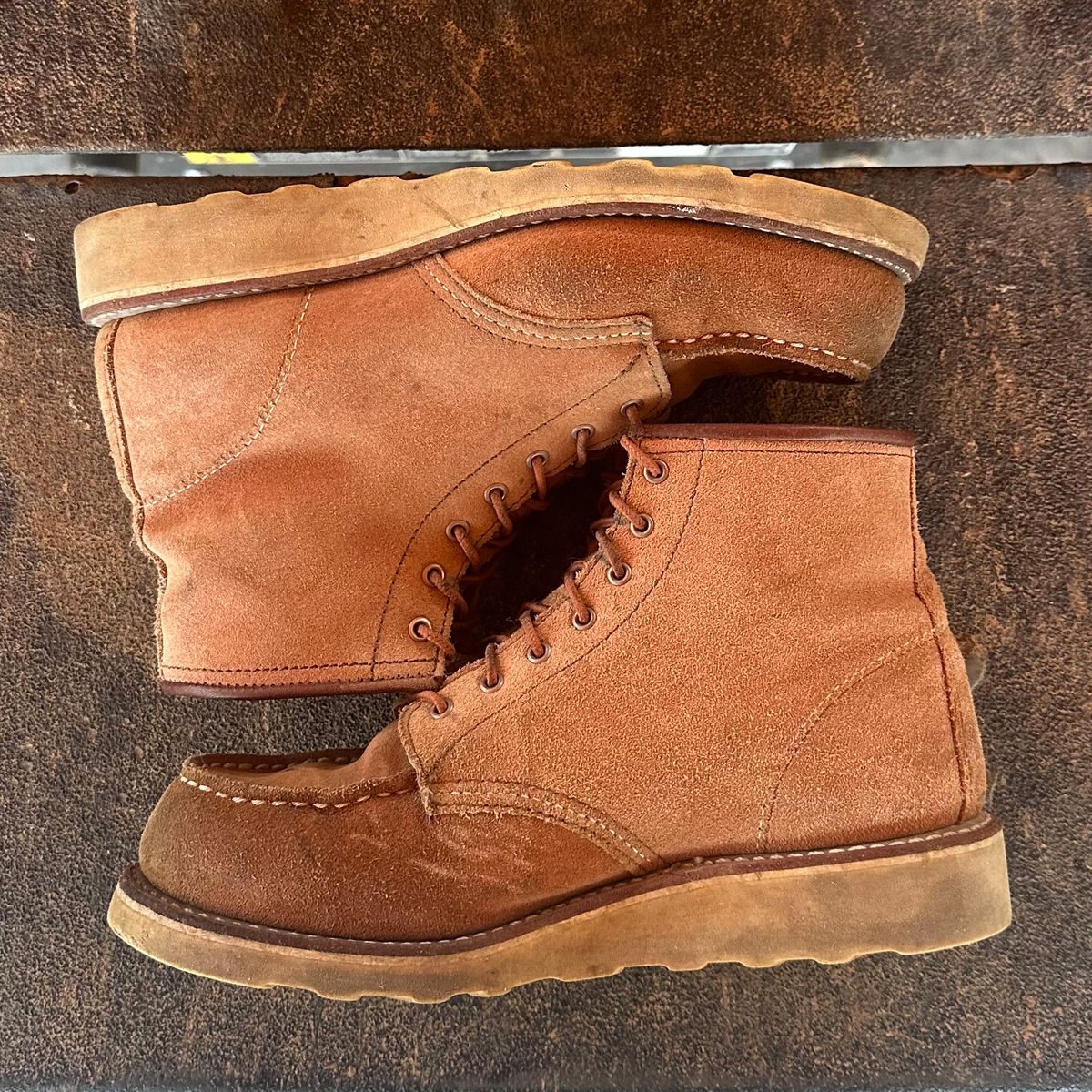 Photo by lydialove on November 3, 2024 of the Red Wing 6-Inch Classic Moc in Dusty Rose Roughout Abilene Leather.