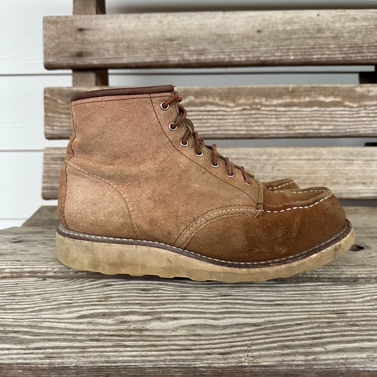 Photo by lydialove on January 5, 2025 of the Red Wing 6-Inch Classic Moc in Dusty Rose Roughout Abilene Leather.