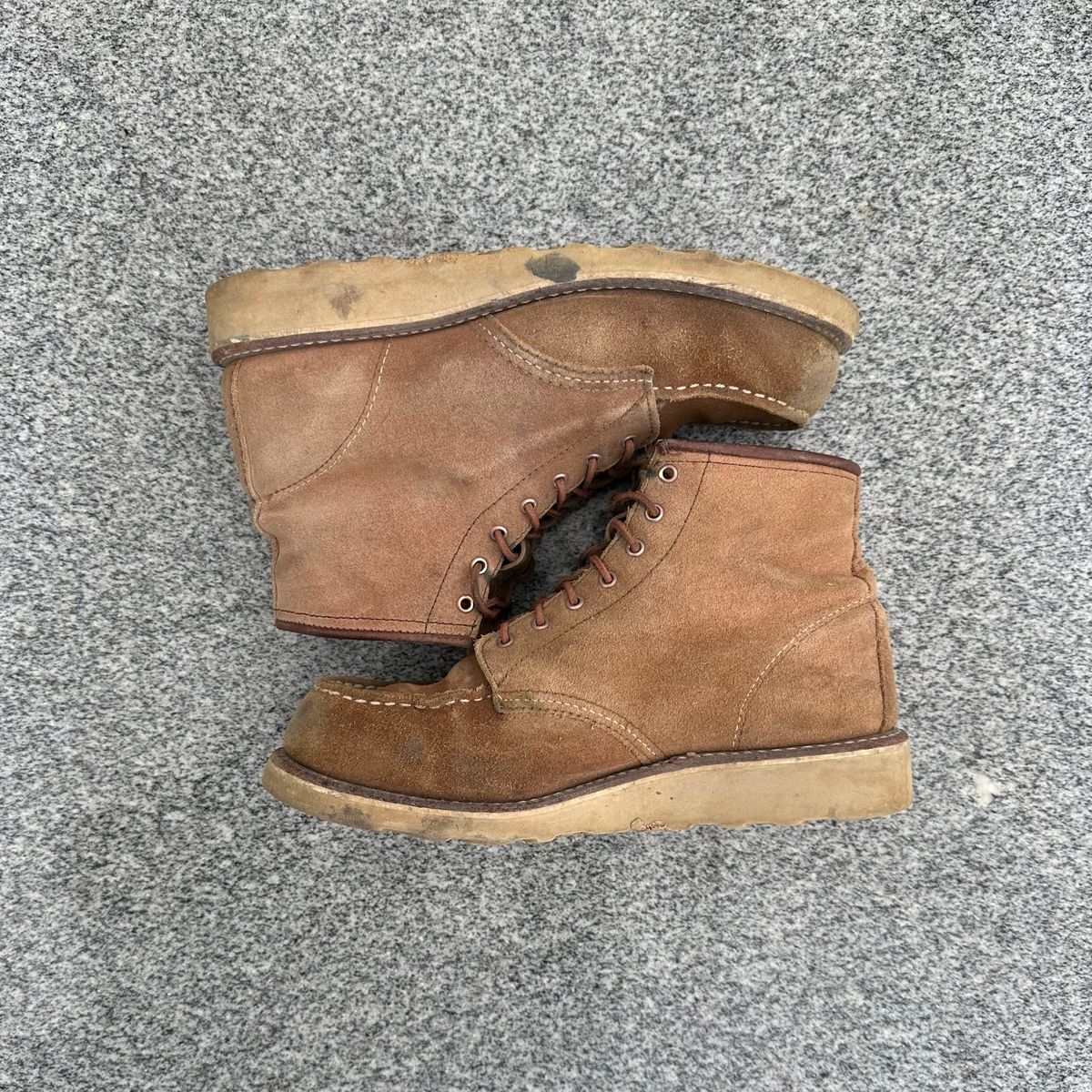 Photo by lydialove on February 5, 2025 of the Red Wing 6-Inch Classic Moc in Dusty Rose Roughout Abilene Leather.