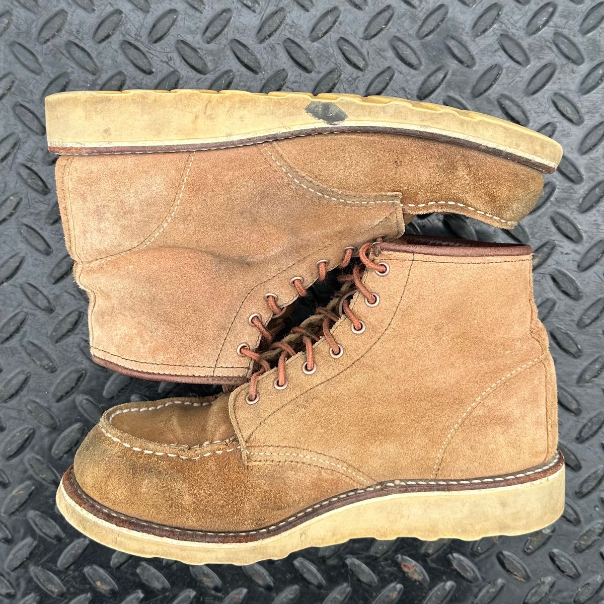 Photo by lydialove on April 5, 2025 of the Red Wing 6-Inch Classic Moc in Dusty Rose Roughout Abilene Leather.