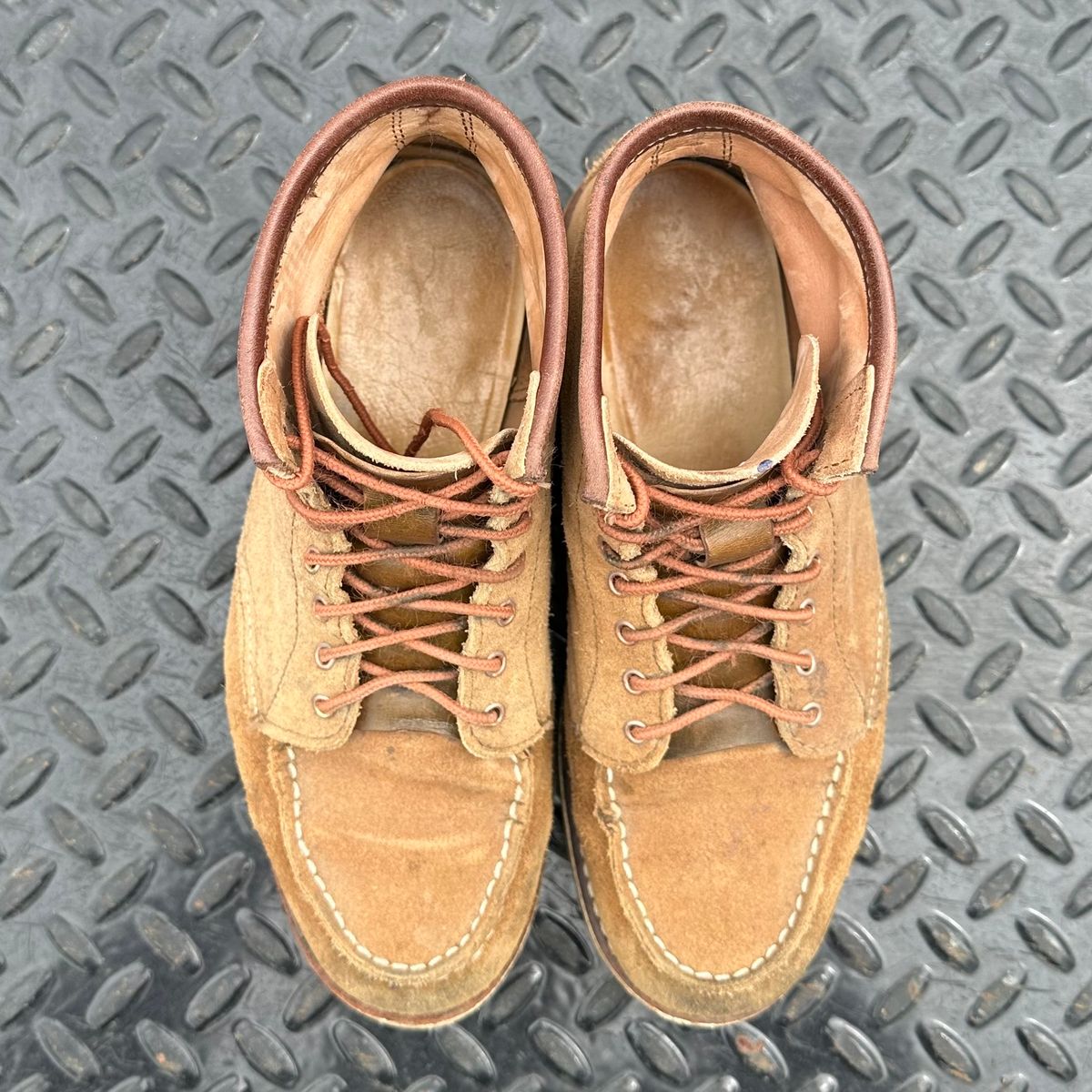 Photo by lydialove on April 5, 2025 of the Red Wing 6-Inch Classic Moc in Dusty Rose Roughout Abilene Leather.