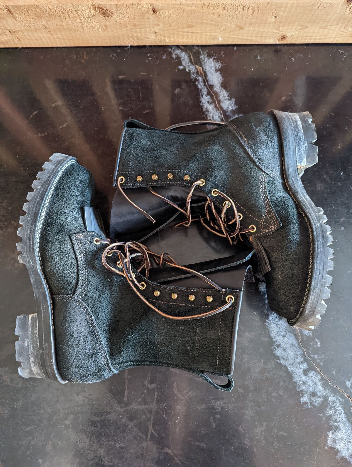 Photo by ChineseBroccoli on October 3, 2022 of the Viberg 155 Smokejumper Work Boot in Seidel Black Oil Tan Roughout.