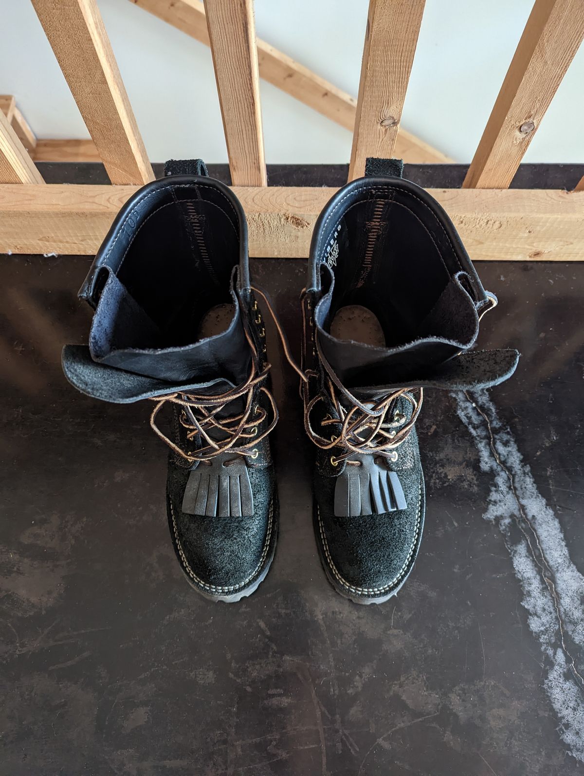 Photo by ChineseBroccoli on October 3, 2022 of the Viberg 155 Smokejumper Work Boot in Seidel Black Oil Tan Roughout.
