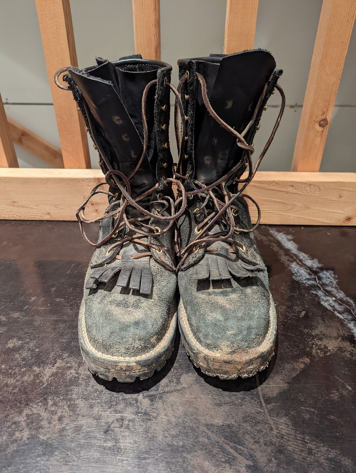 Photo by ChineseBroccoli on November 9, 2022 of the Viberg 155 Smokejumper Work Boot in Seidel Black Oil Tan Roughout.