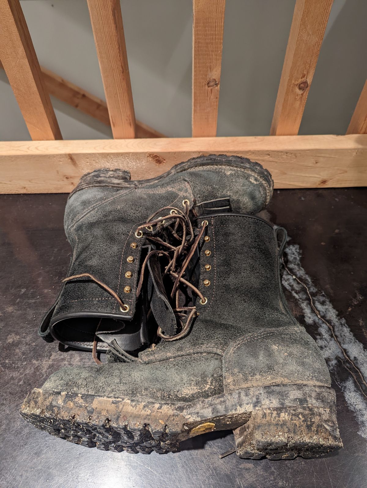 Photo by ChineseBroccoli on November 9, 2022 of the Viberg 155 Smokejumper Work Boot in Seidel Black Oil Tan Roughout.