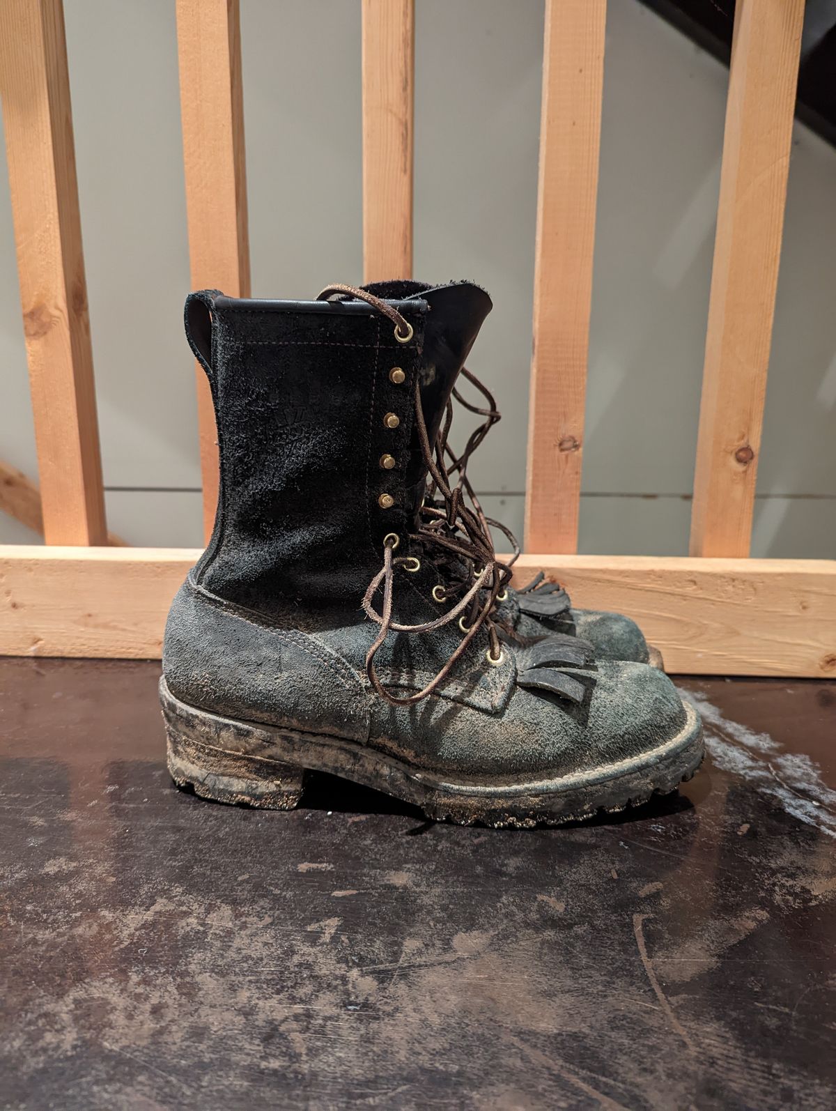 Photo by ChineseBroccoli on November 9, 2022 of the Viberg 155 Smokejumper Work Boot in Seidel Black Oil Tan Roughout.