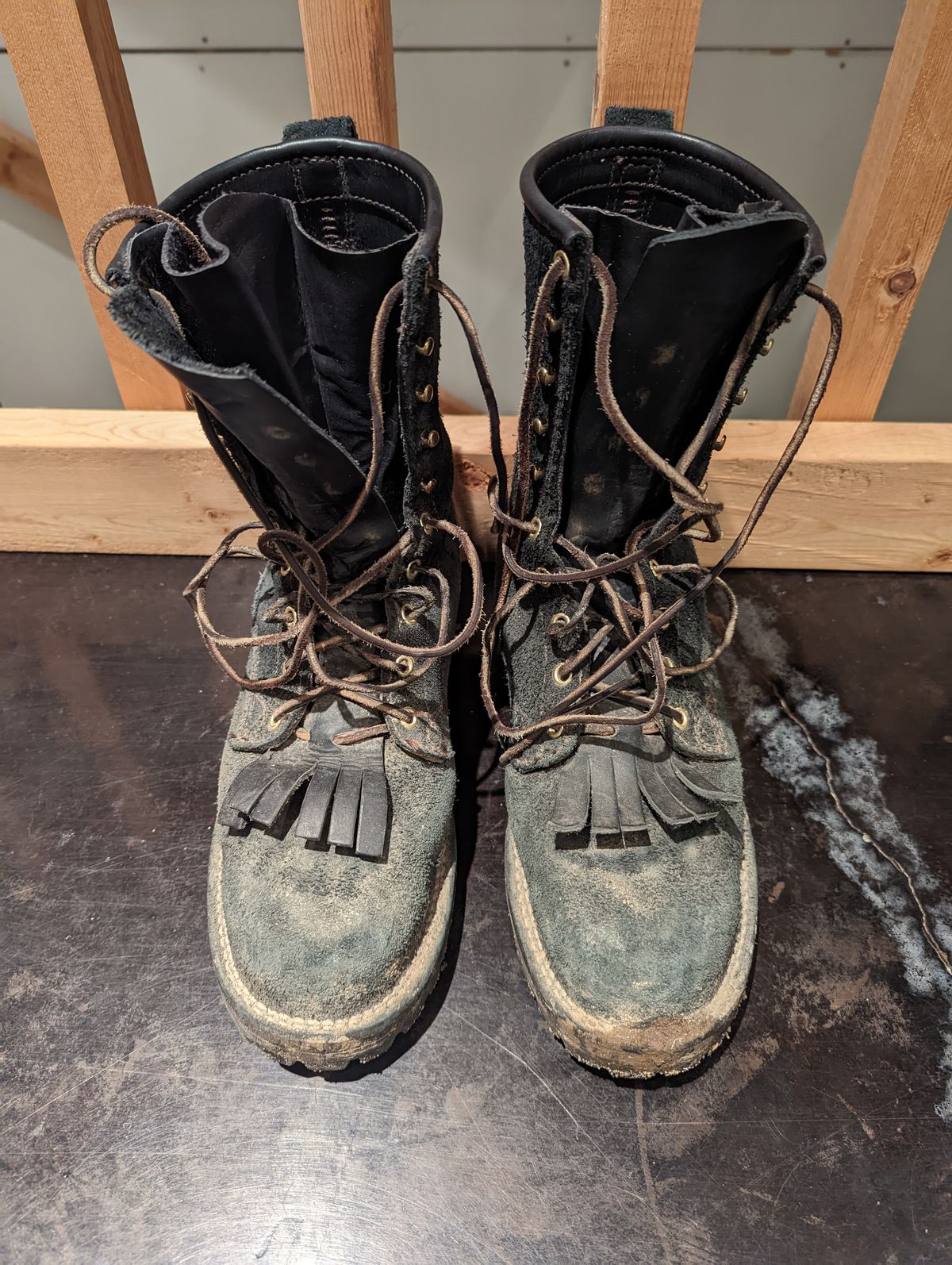Photo by ChineseBroccoli on November 9, 2022 of the Viberg 155 Smokejumper Work Boot in Seidel Black Oil Tan Roughout.
