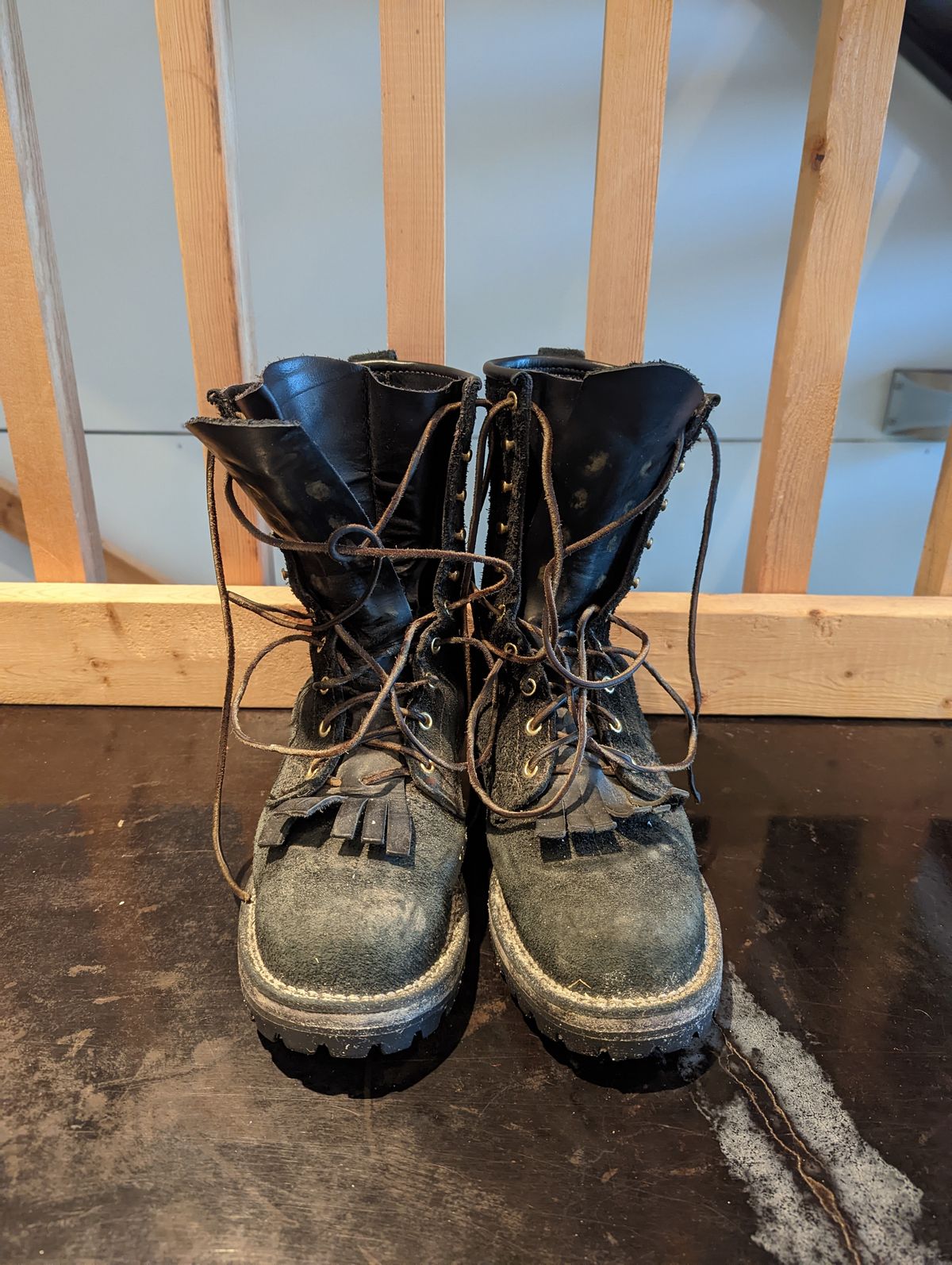 Photo by ChineseBroccoli on December 5, 2022 of the Viberg 155 Smokejumper Work Boot in Seidel Black Oil Tan Roughout.