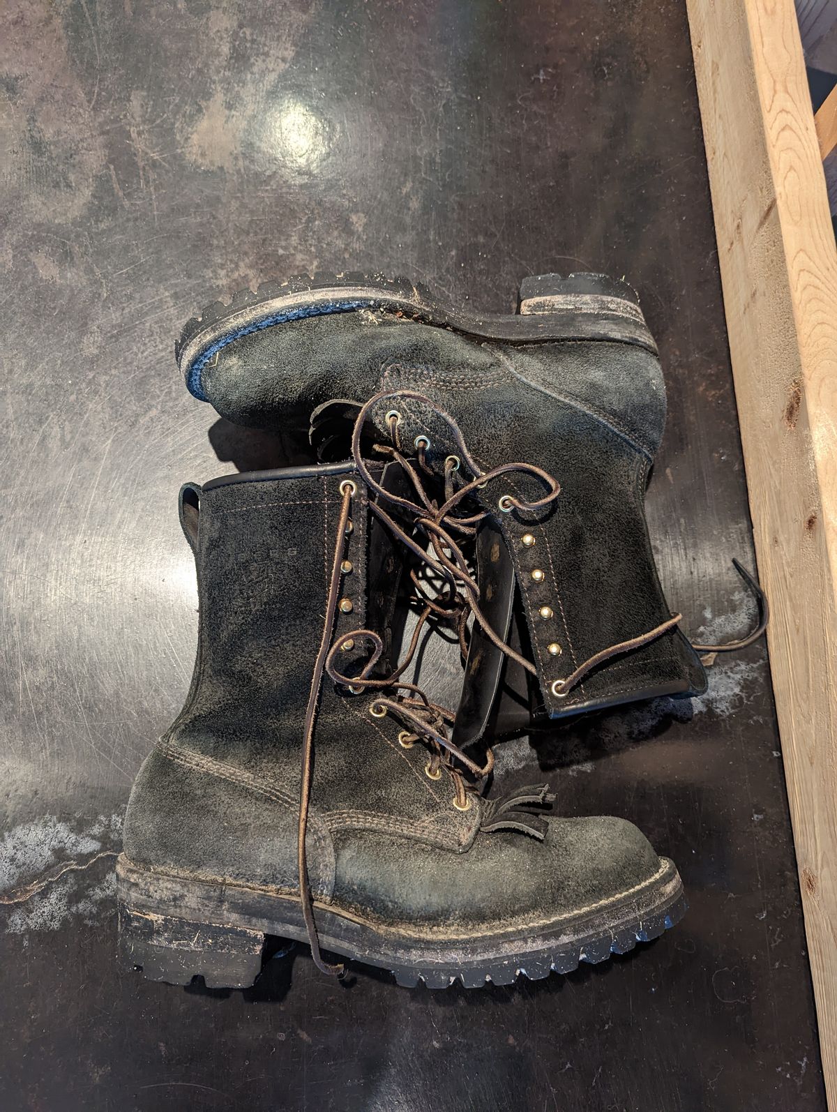 Photo by ChineseBroccoli on December 5, 2022 of the Viberg 155 Smokejumper Work Boot in Seidel Black Oil Tan Roughout.