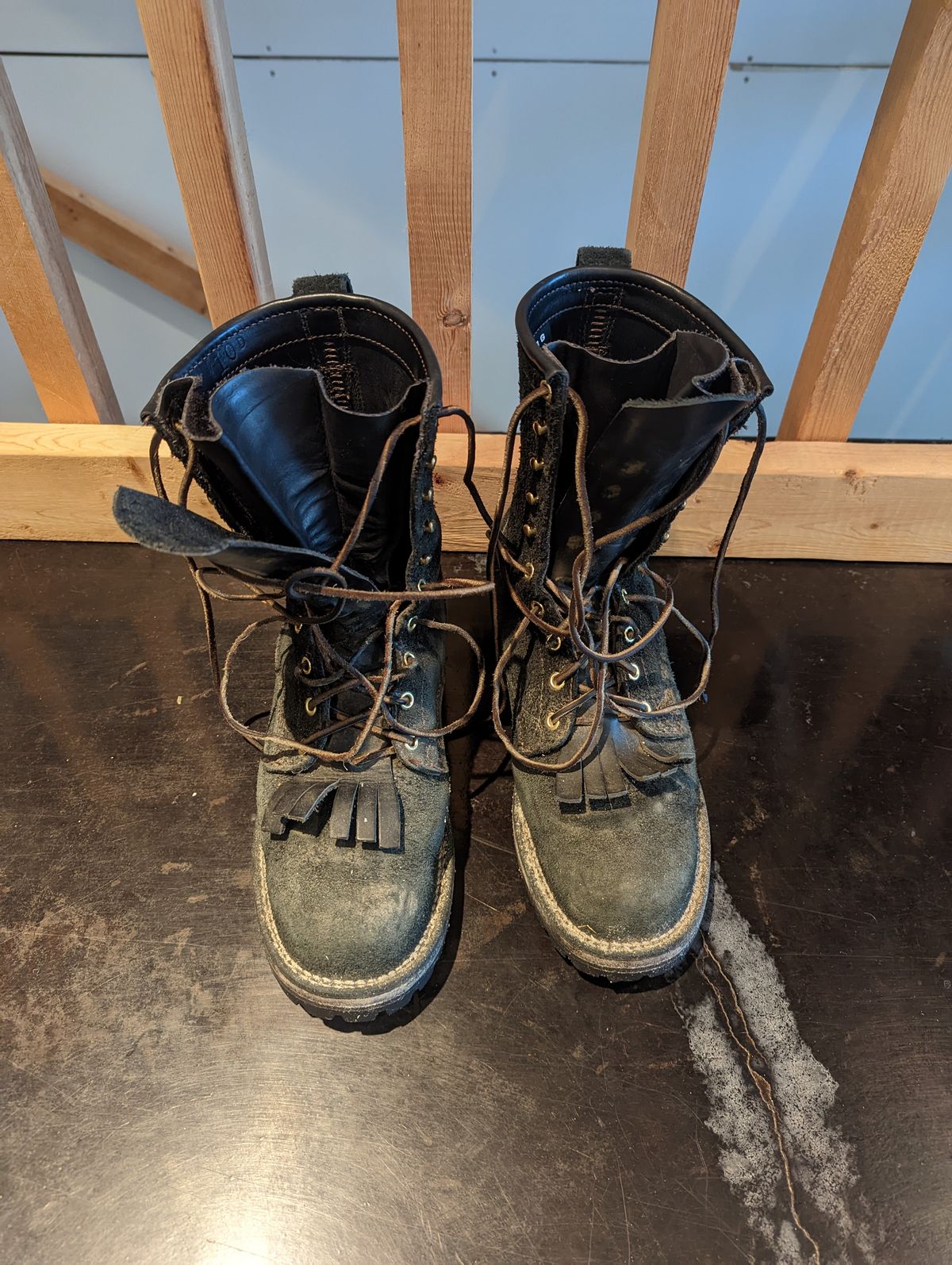 Photo by ChineseBroccoli on December 5, 2022 of the Viberg 155 Smokejumper Work Boot in Seidel Black Oil Tan Roughout.