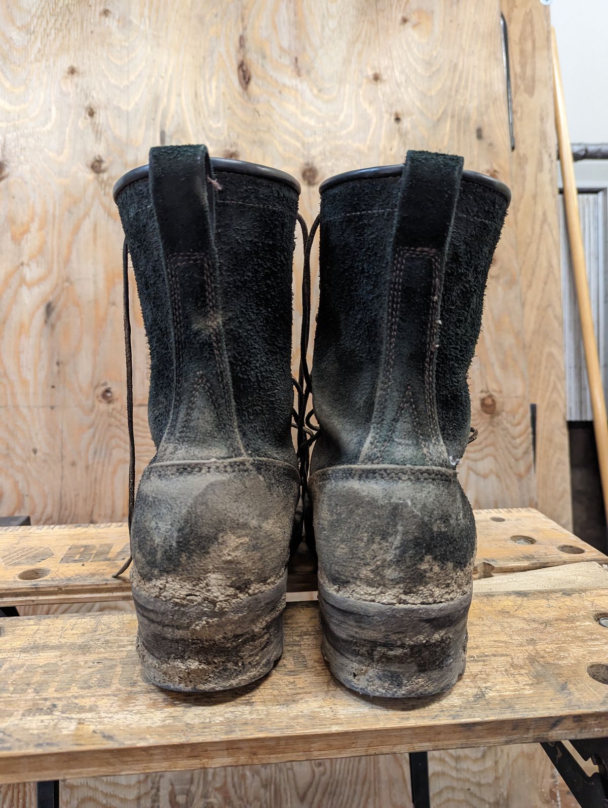 Photo by ChineseBroccoli on January 3, 2023 of the Viberg 155 Smokejumper Work Boot in Seidel Black Oil Tan Roughout.