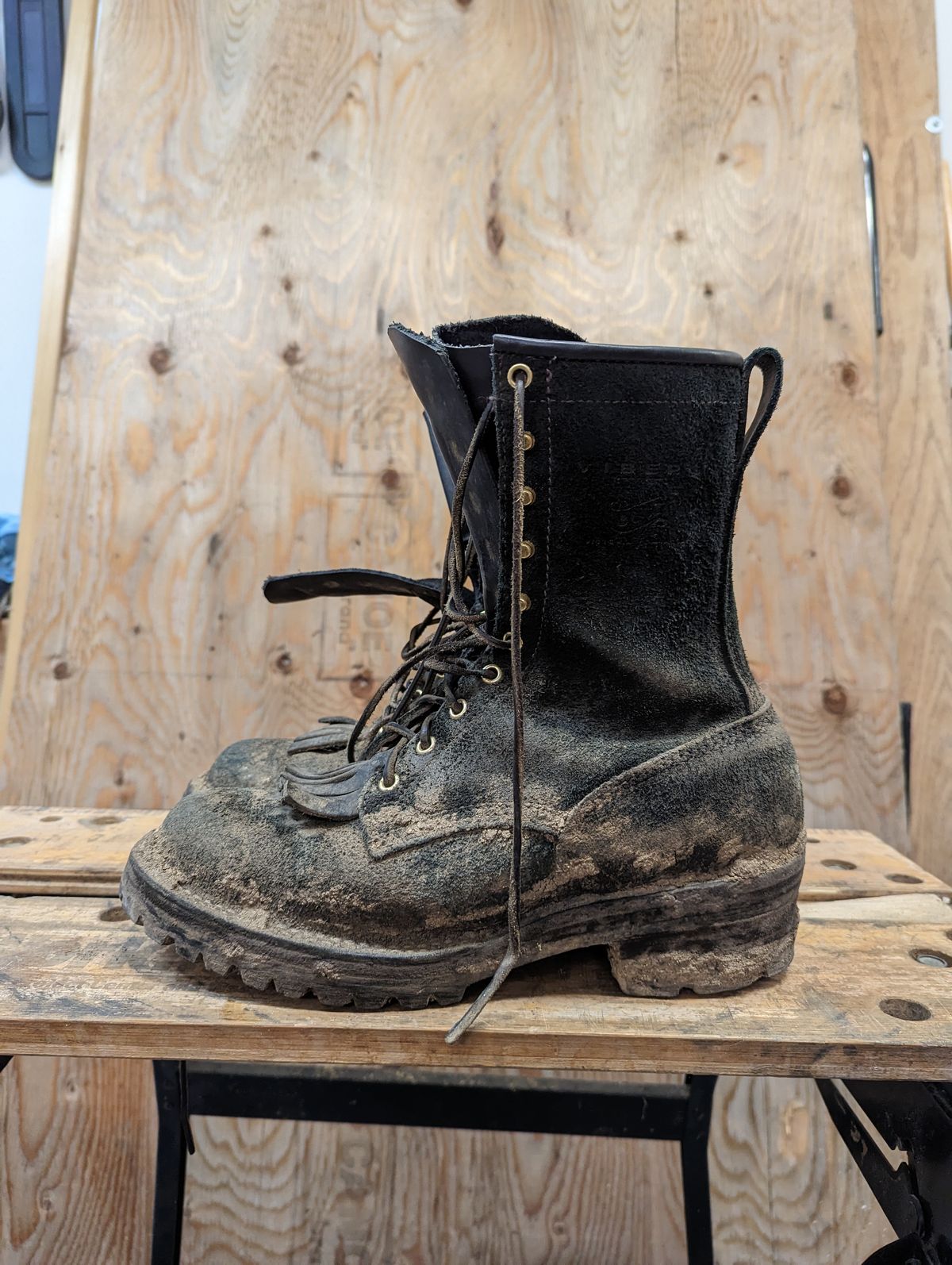 Photo by ChineseBroccoli on January 3, 2023 of the Viberg 155 Smokejumper Work Boot in Seidel Black Oil Tan Roughout.