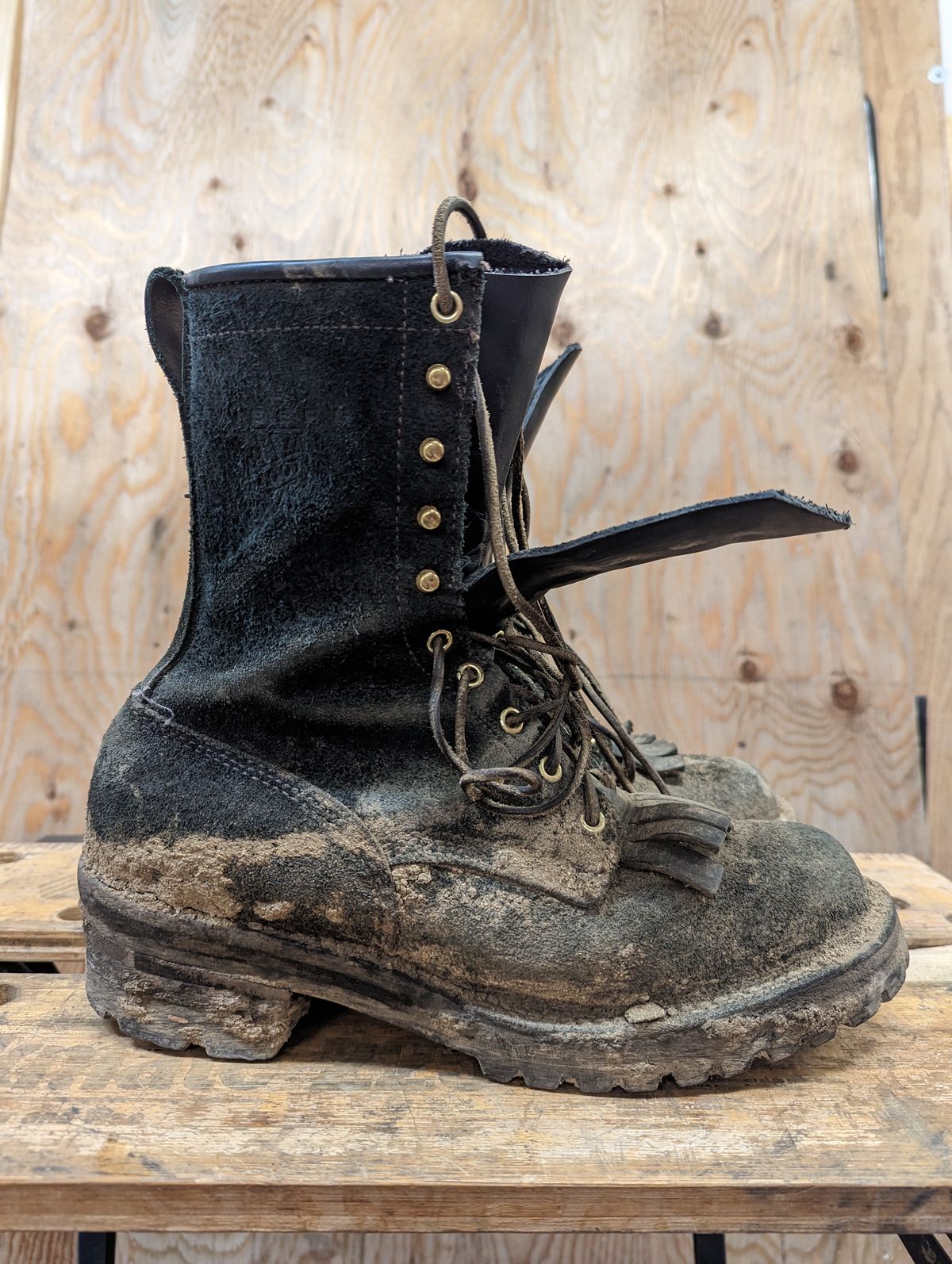 Photo by ChineseBroccoli on January 3, 2023 of the Viberg 155 Smokejumper Work Boot in Seidel Black Oil Tan Roughout.