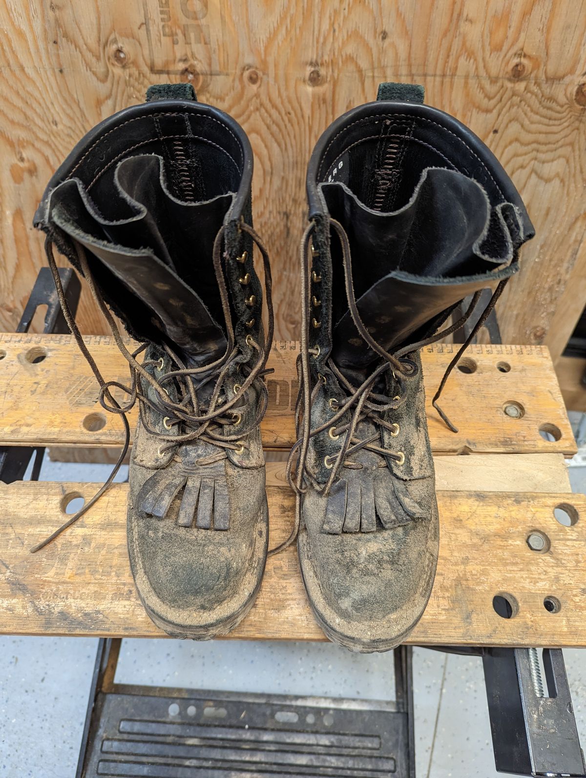 Photo by ChineseBroccoli on January 3, 2023 of the Viberg 155 Smokejumper Work Boot in Seidel Black Oil Tan Roughout.