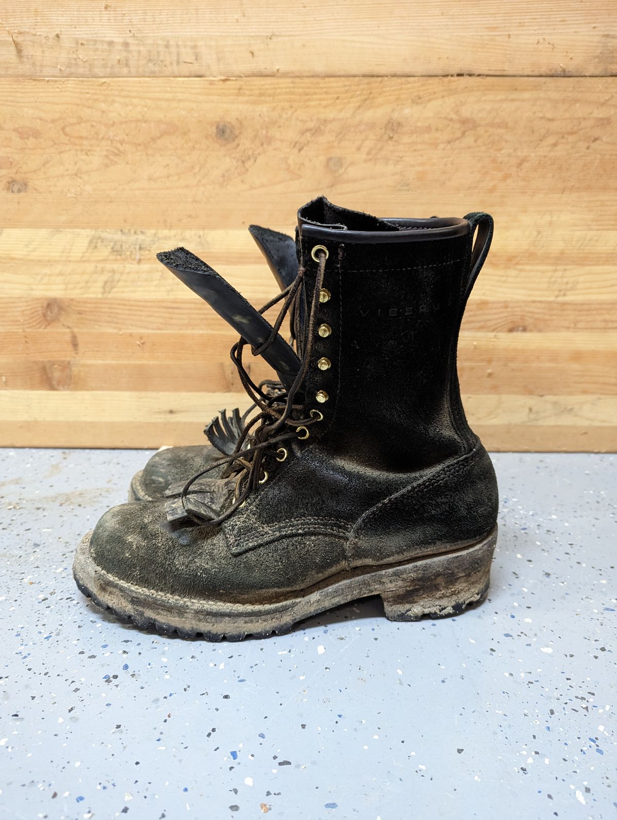 Photo by ChineseBroccoli on February 6, 2023 of the Viberg 155 Smokejumper Work Boot in Seidel Black Oil Tan Roughout.
