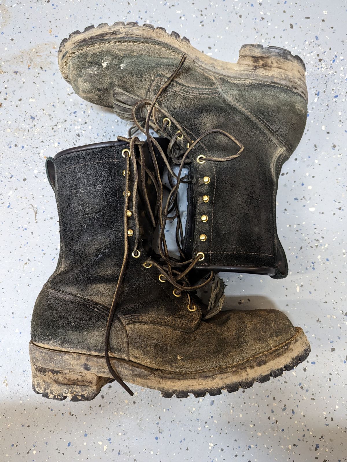 Photo by ChineseBroccoli on February 6, 2023 of the Viberg 155 Smokejumper Work Boot in Seidel Black Oil Tan Roughout.