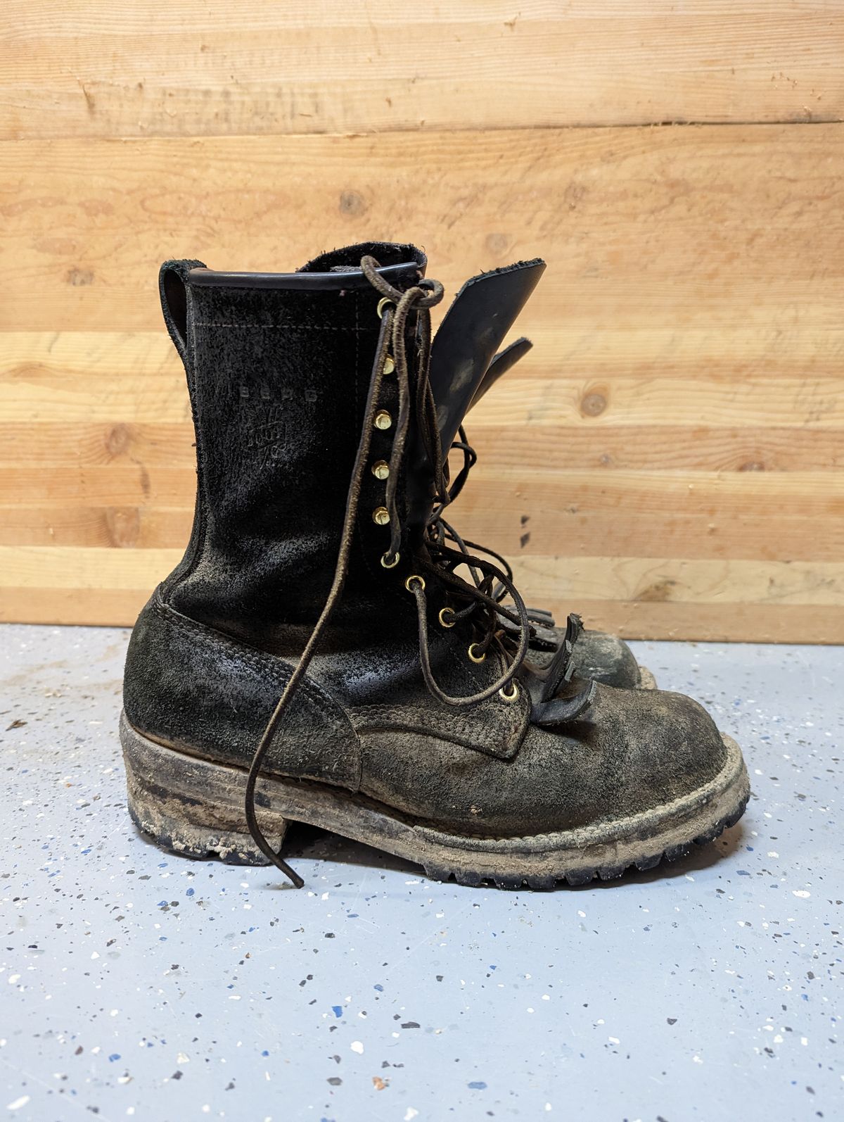 Photo by ChineseBroccoli on February 6, 2023 of the Viberg 155 Smokejumper Work Boot in Seidel Black Oil Tan Roughout.