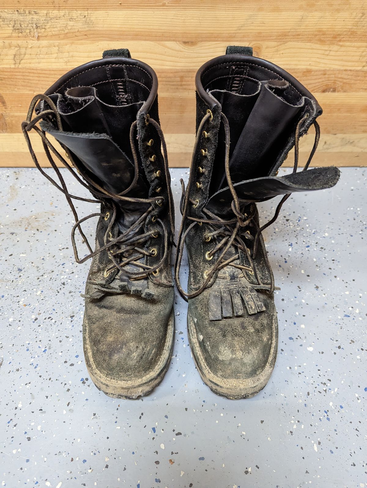 Photo by ChineseBroccoli on February 6, 2023 of the Viberg 155 Smokejumper Work Boot in Seidel Black Oil Tan Roughout.