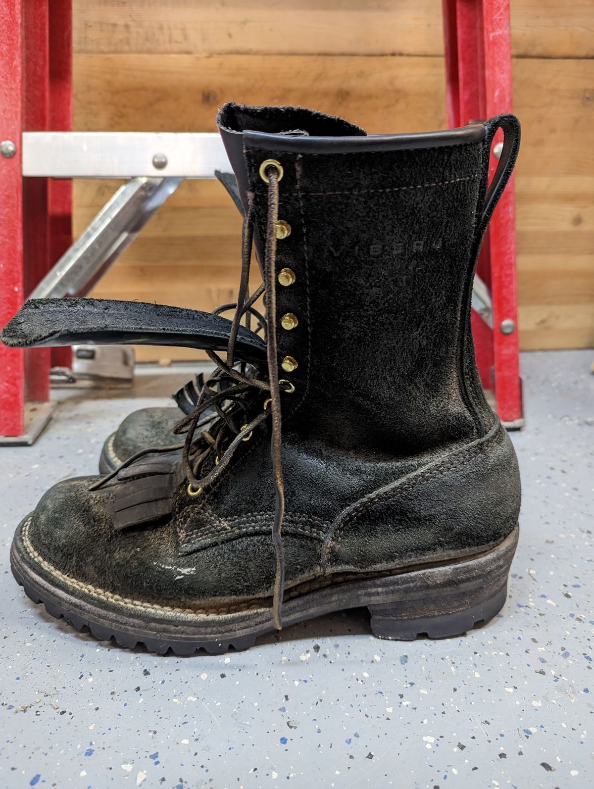 Photo by ChineseBroccoli on March 6, 2023 of the Viberg 155 Smokejumper Work Boot in Seidel Black Oil Tan Roughout.