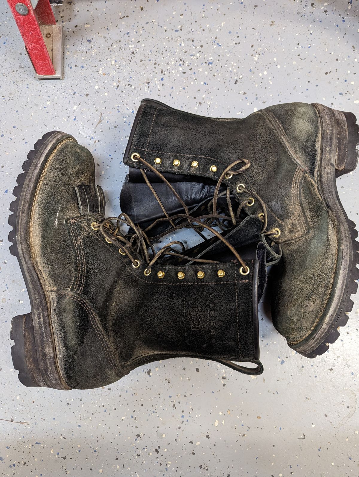 Photo by ChineseBroccoli on March 6, 2023 of the Viberg 155 Smokejumper Work Boot in Seidel Black Oil Tan Roughout.