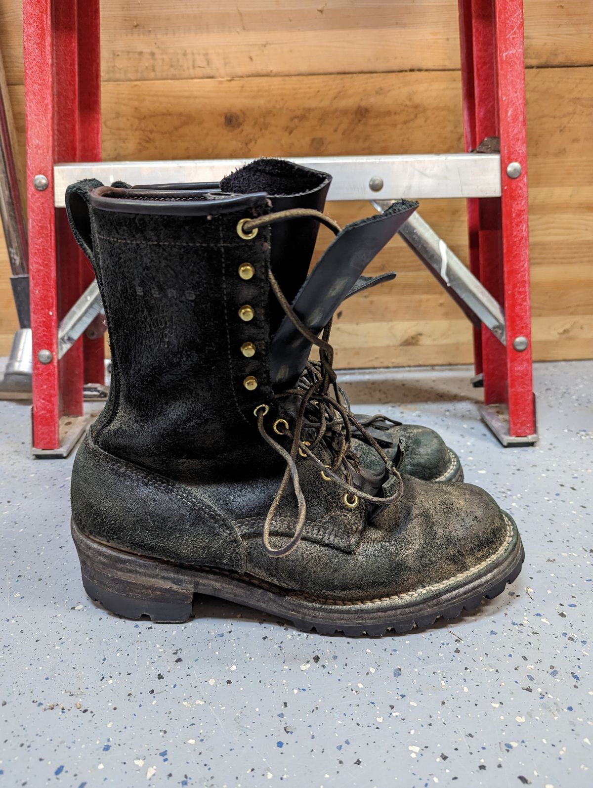 Photo by ChineseBroccoli on March 6, 2023 of the Viberg 155 Smokejumper Work Boot in Seidel Black Oil Tan Roughout.