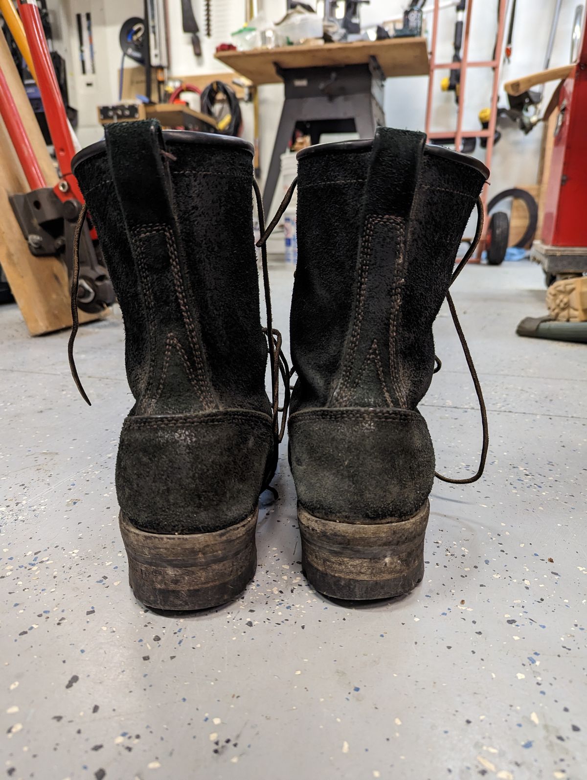 Photo by ChineseBroccoli on April 4, 2023 of the Viberg 155 Smokejumper Work Boot in Seidel Black Oil Tan Roughout.
