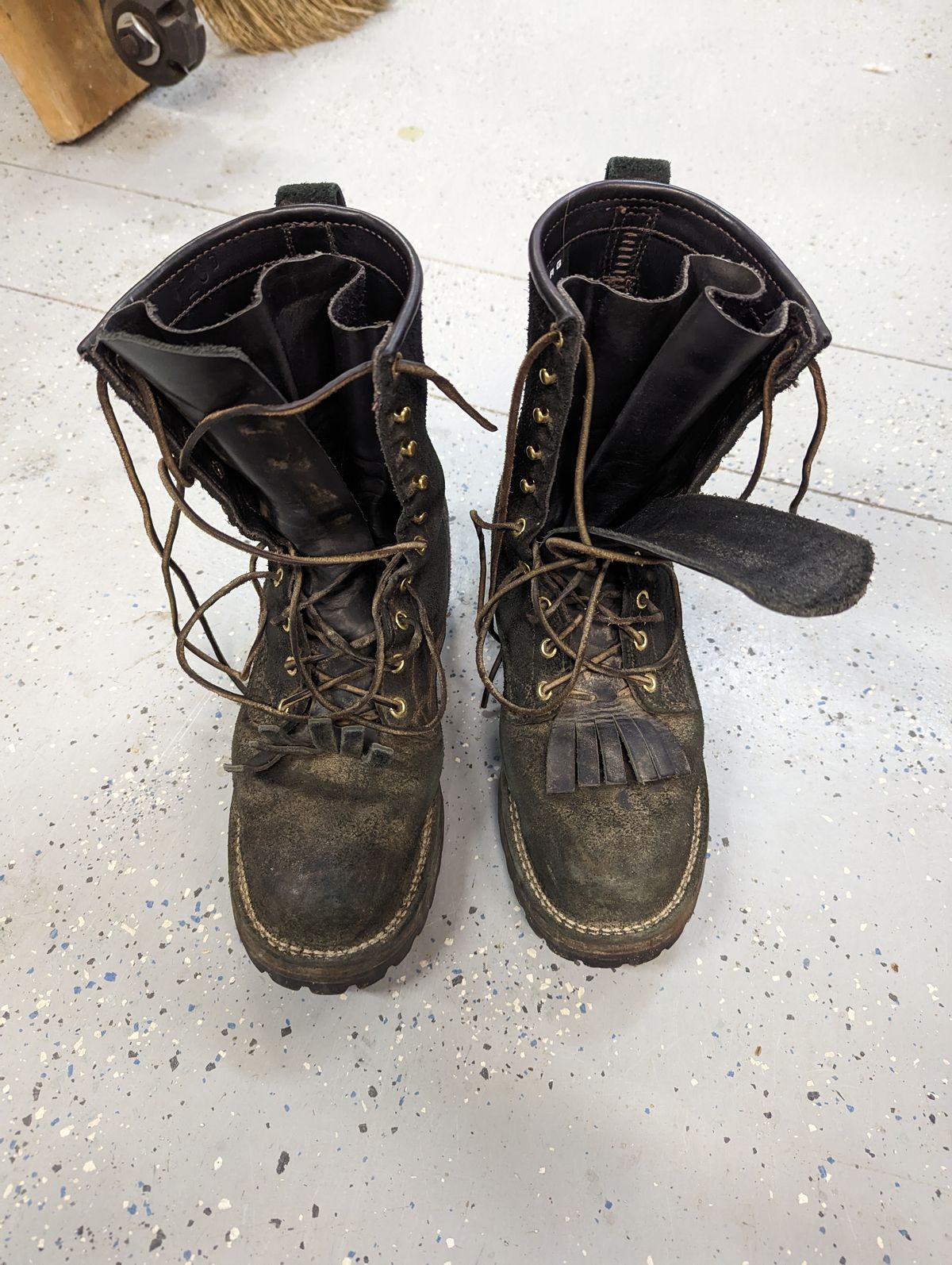 Photo by ChineseBroccoli on April 4, 2023 of the Viberg 155 Smokejumper Work Boot in Seidel Black Oil Tan Roughout.