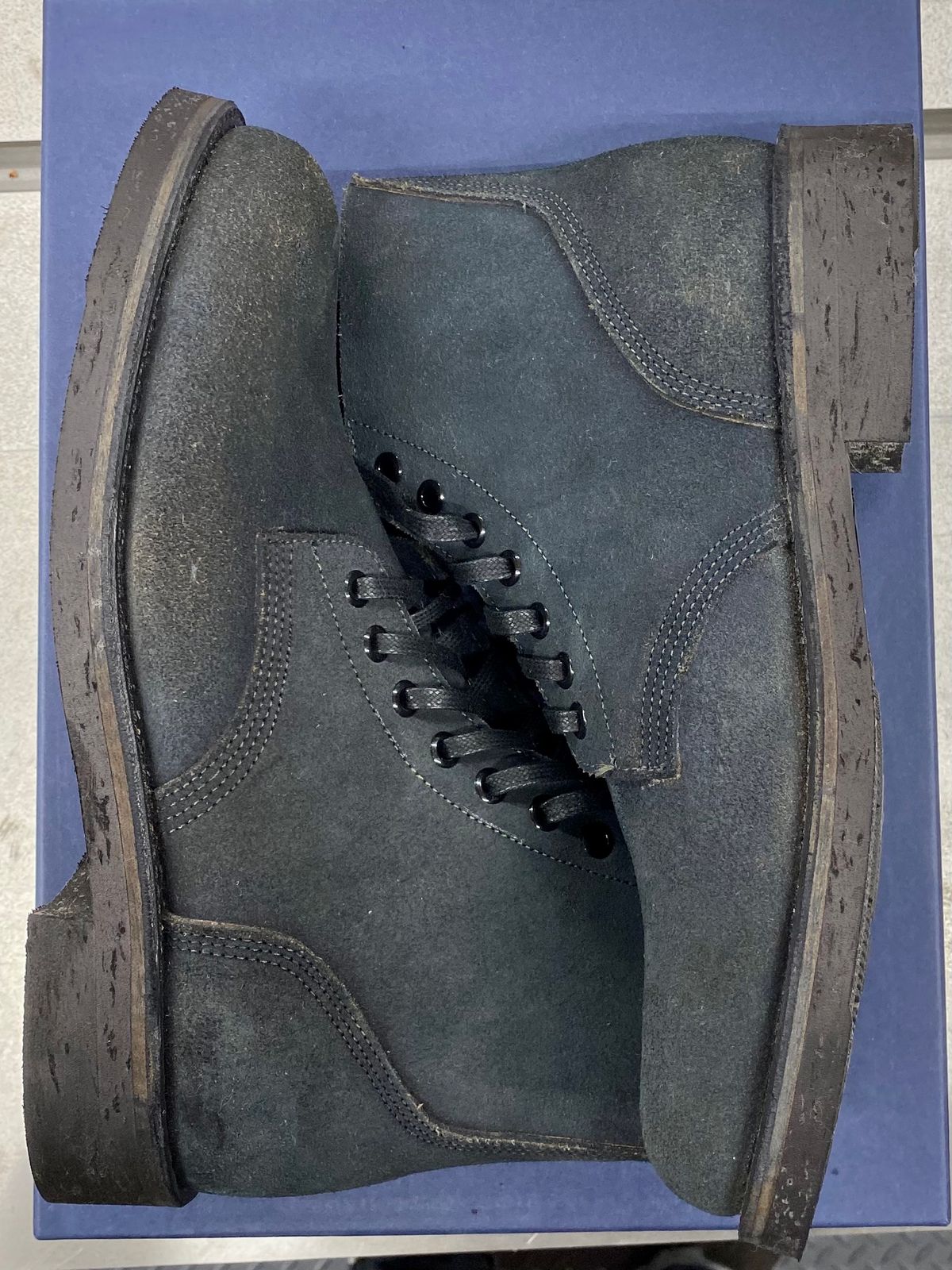 Photo by erratic on November 1, 2022 of the Oak Street Bootmakers Field Boot in Horween Natural Indigo Chromexcel Roughout.