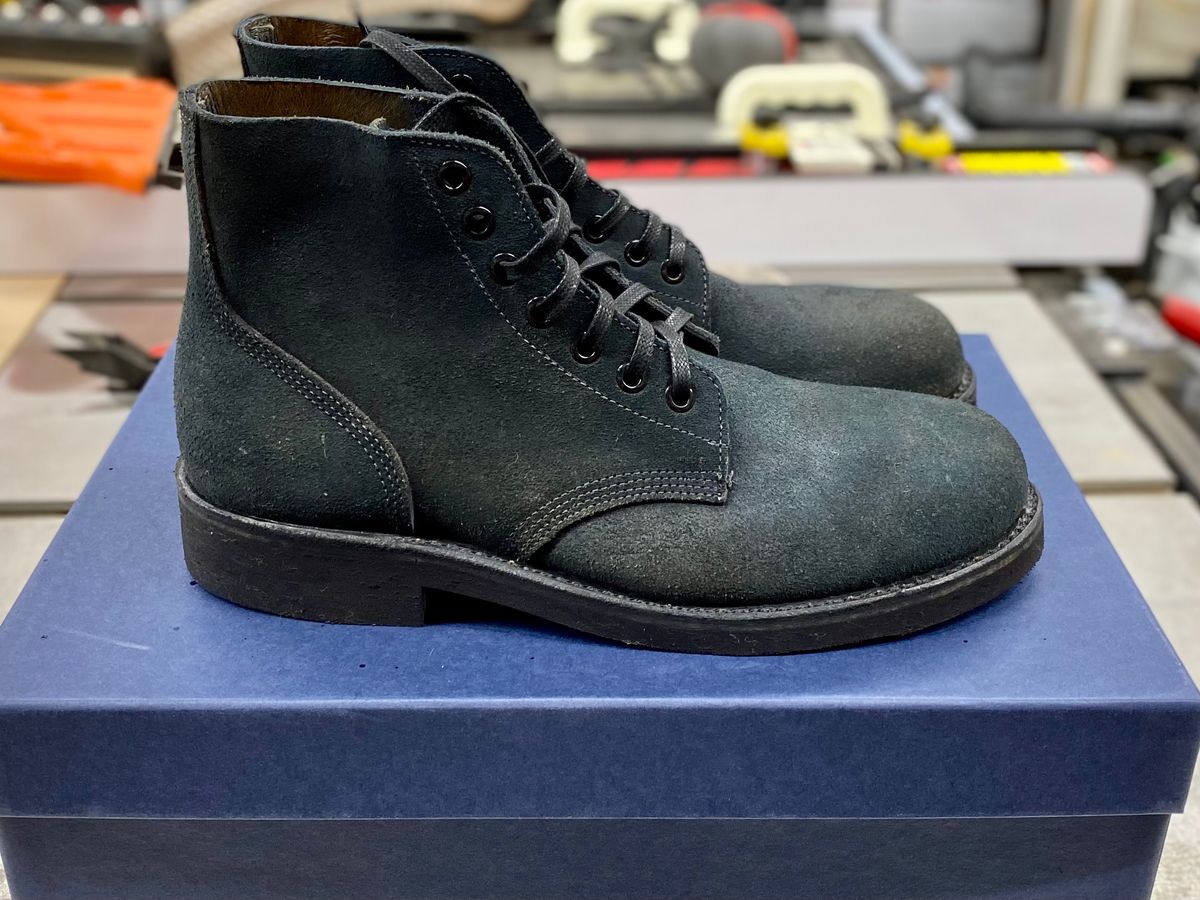 Photo by erratic on November 1, 2022 of the Oak Street Bootmakers Field Boot in Horween Natural Indigo Chromexcel Roughout.