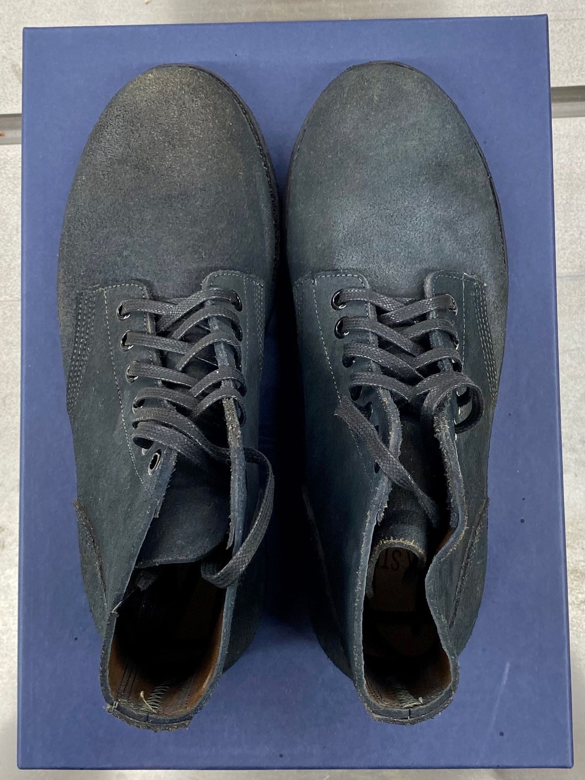 Photo by erratic on November 1, 2022 of the Oak Street Bootmakers Field Boot in Horween Natural Indigo Chromexcel Roughout.