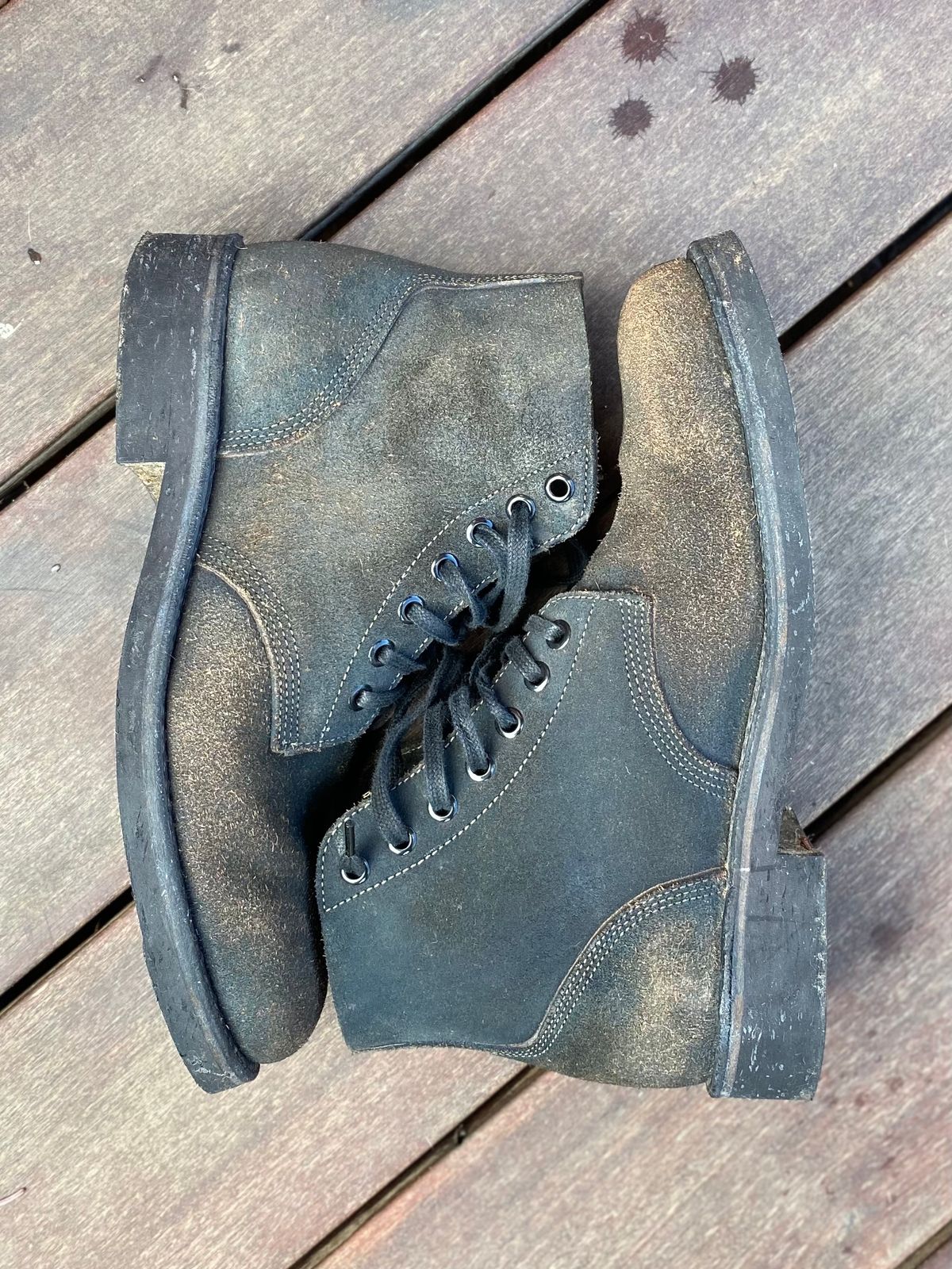 Photo by erratic on January 1, 2023 of the Oak Street Bootmakers Field Boot in Horween Natural Indigo Chromexcel Roughout.