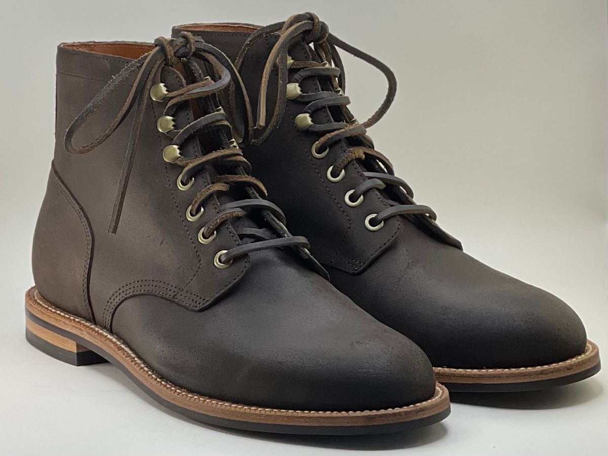 Photo by rjduma on October 3, 2022 of the Grant Stone Diesel Boot in C.F. Stead Earth Waxy Commander Suede.