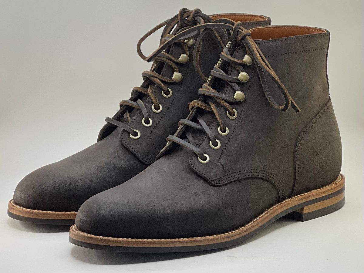 Photo by rjduma on October 3, 2022 of the Grant Stone Diesel Boot in C.F. Stead Earth Waxy Commander Suede.